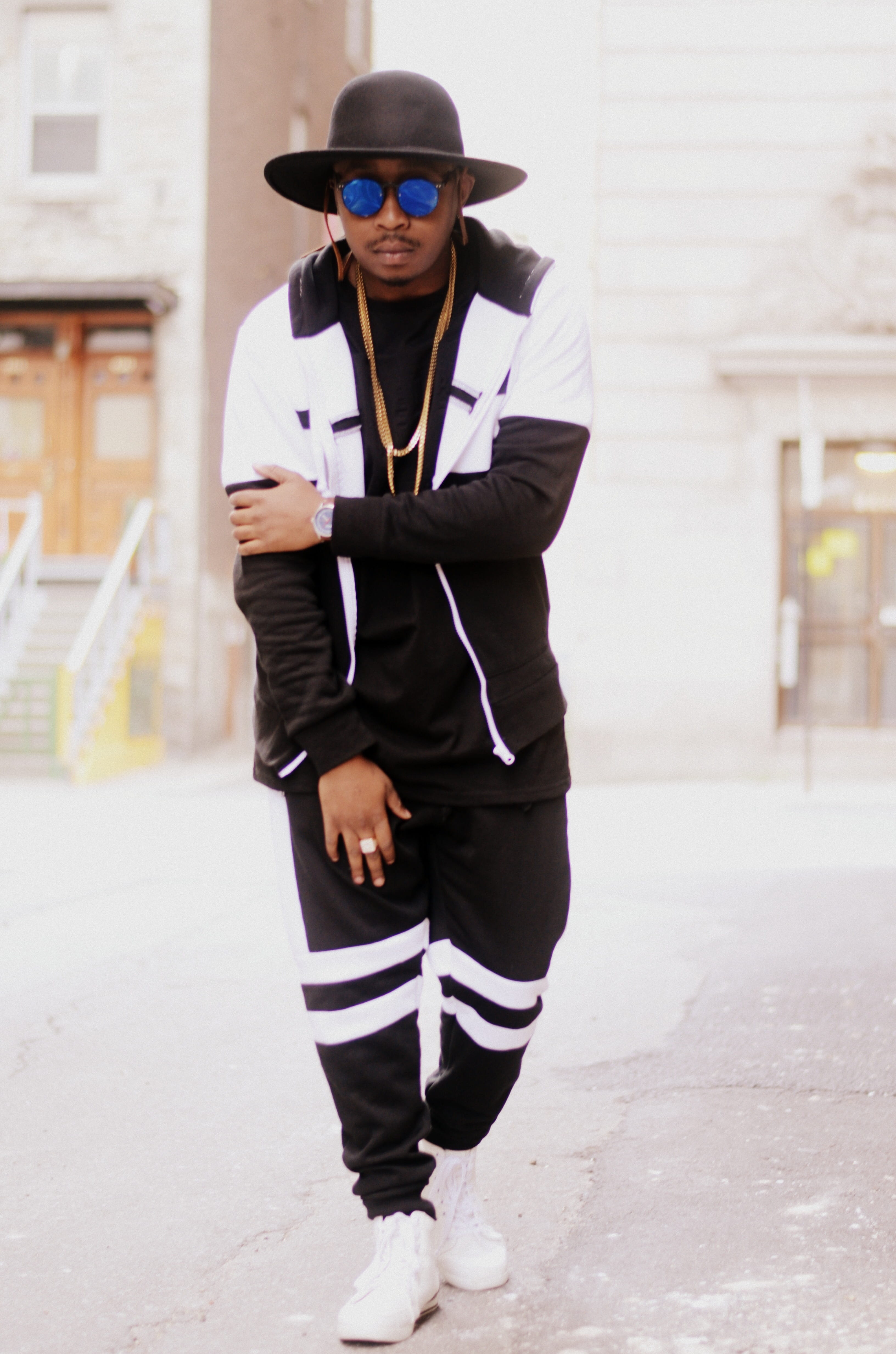 focus on foreground, fashion, sweatpants, chain, guy, focus, wearing, fashionable, architecture, city, jacket, leisure activity, pavement, posture, looking at camera, Phone HD Wallpaper