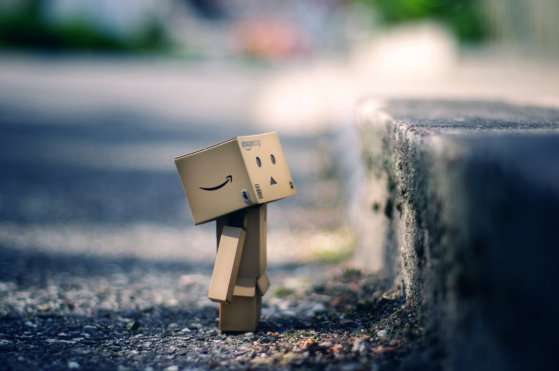 art and craft, pavement, representation, 1080P, cardboard robot, creativity, close-up, box, mail, wood - material, sunlight, asphalt, field, danbo, anthropomorphic smiley face, HD Wallpaper