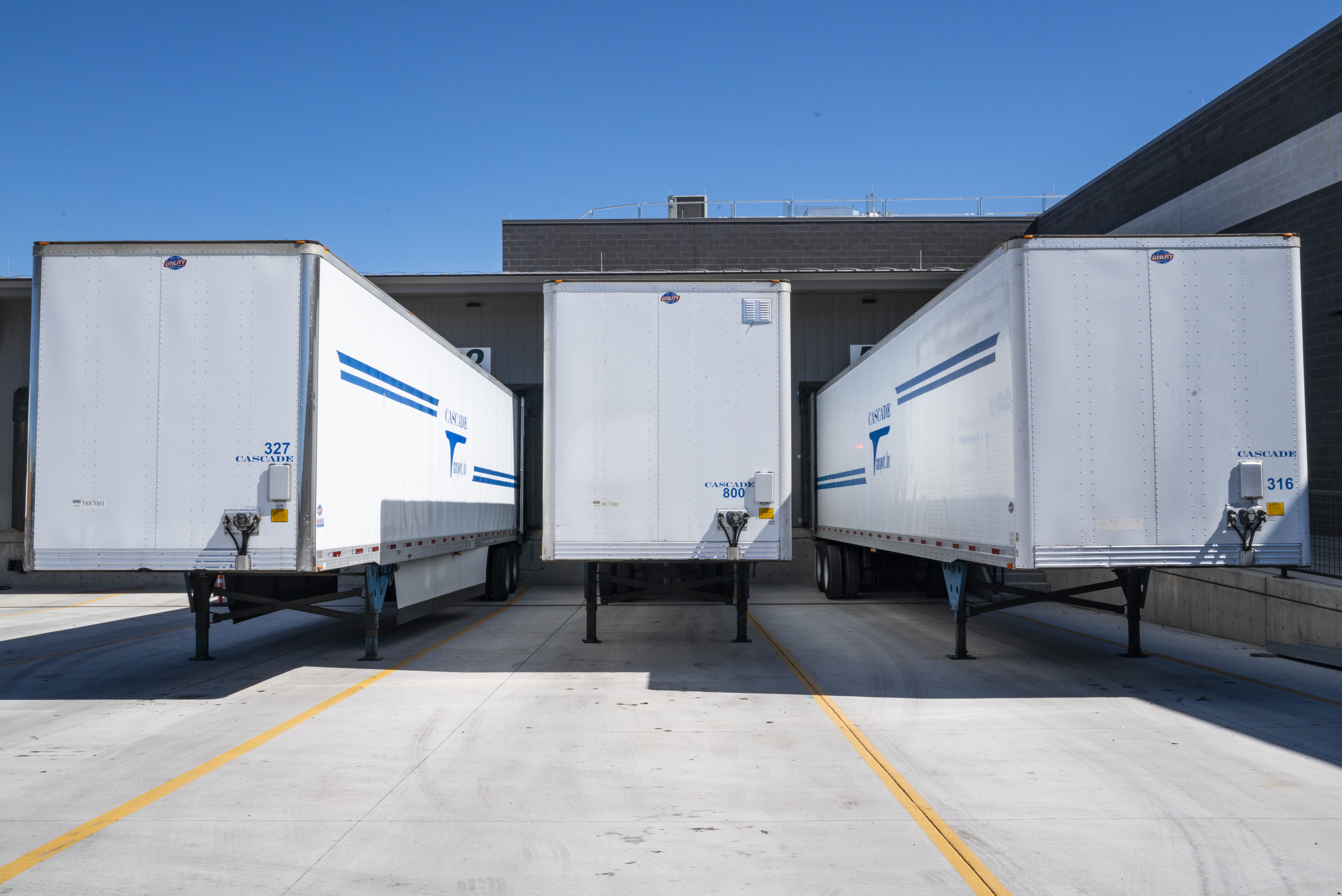 architecture, pavement, shipment, trailer, no people, warehouse, trailers, large, blue, land vehicle, outdoors, shipping containers, industrial building, HD Wallpaper