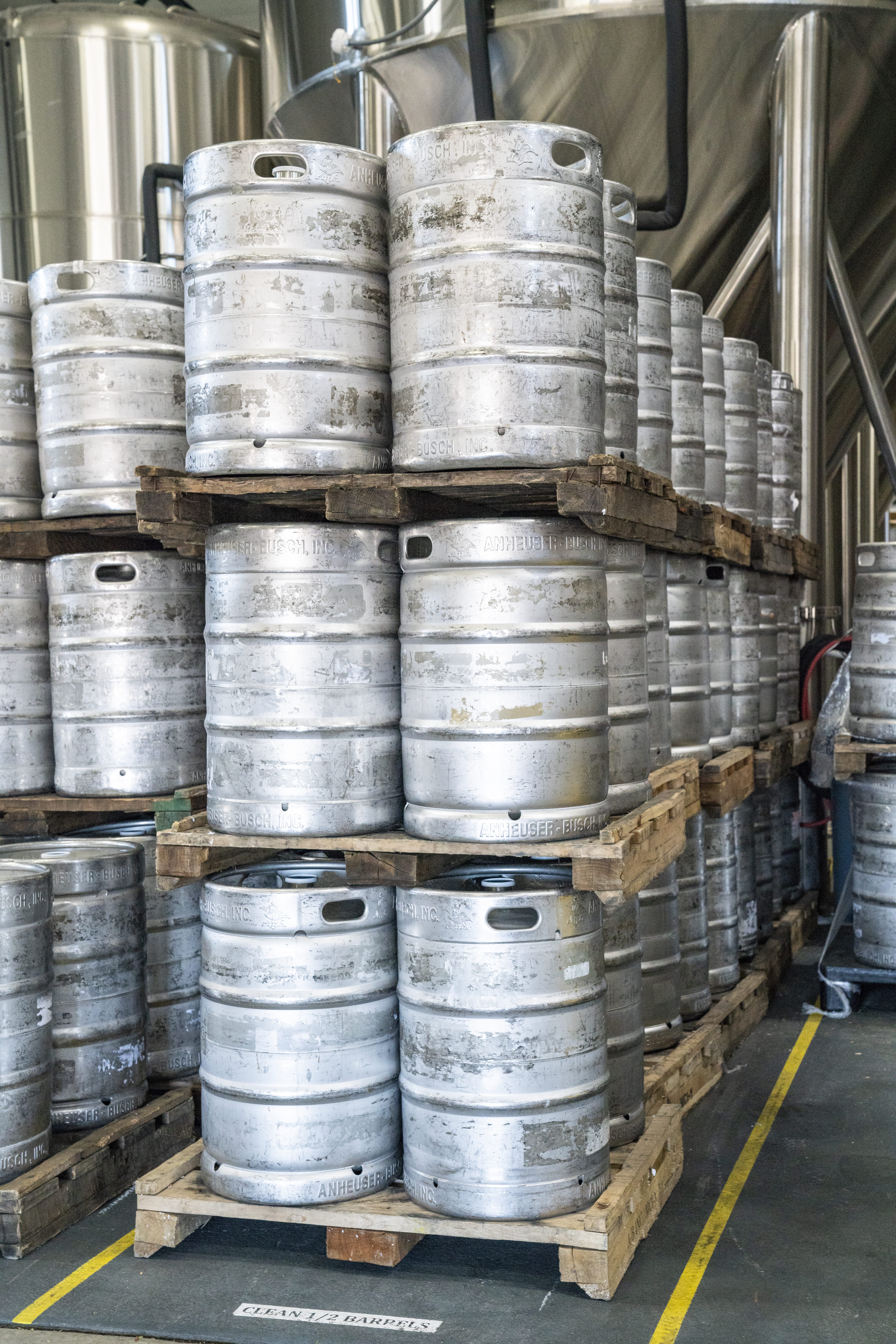 domestic room, keg, steel, 8K, day, brewery, barrel, silver colored, business, architecture, refreshment, alloy, alcohol, food and drink, wood, stack, Phone HD Wallpaper
