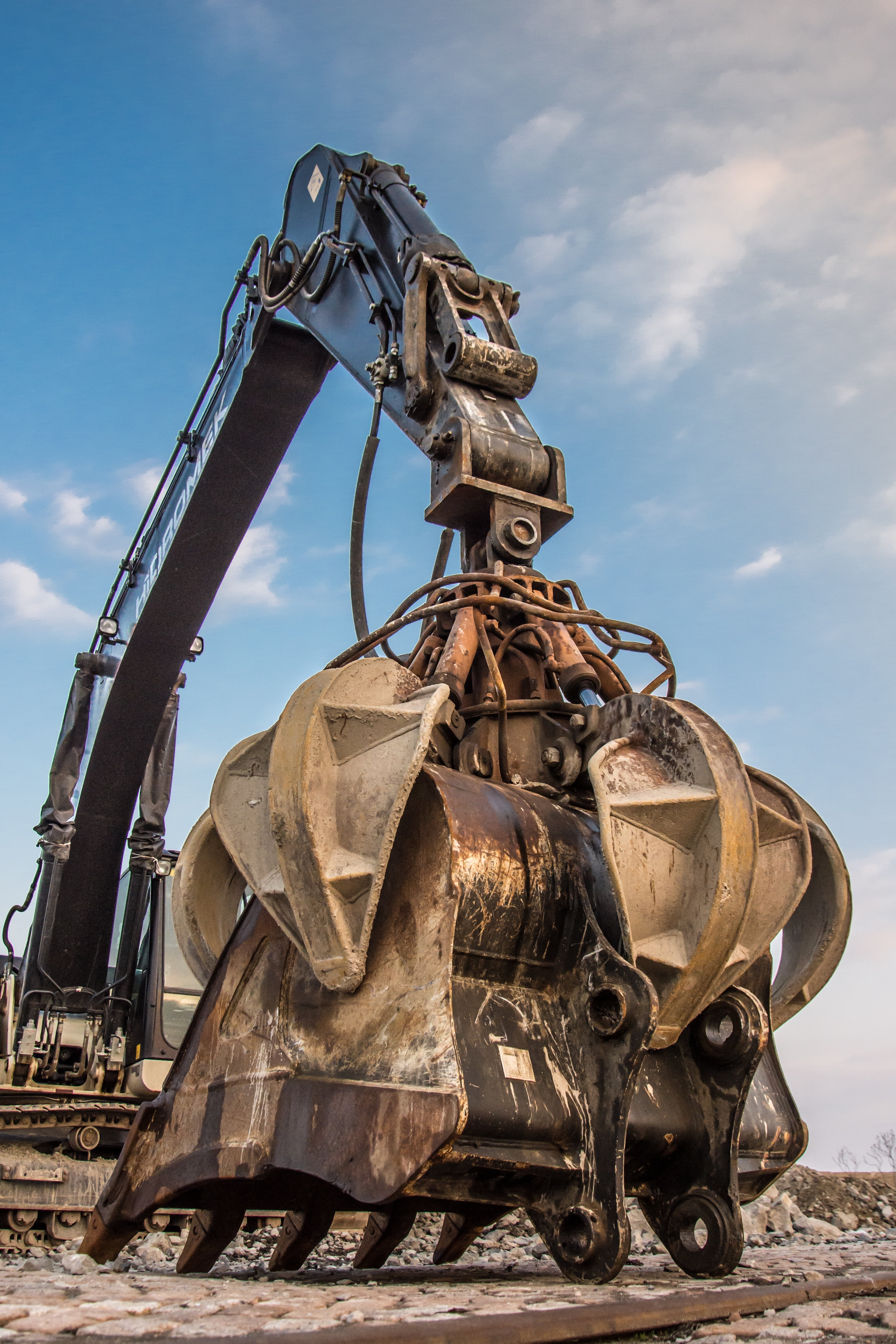 soil, old, oil pump, metal, bucket, sky, male likeness, tractor, construction, excavation, no people, dig, outdoors, sculpture, dirt, heavy, vehicle, hydraulic, Phone HD Wallpaper