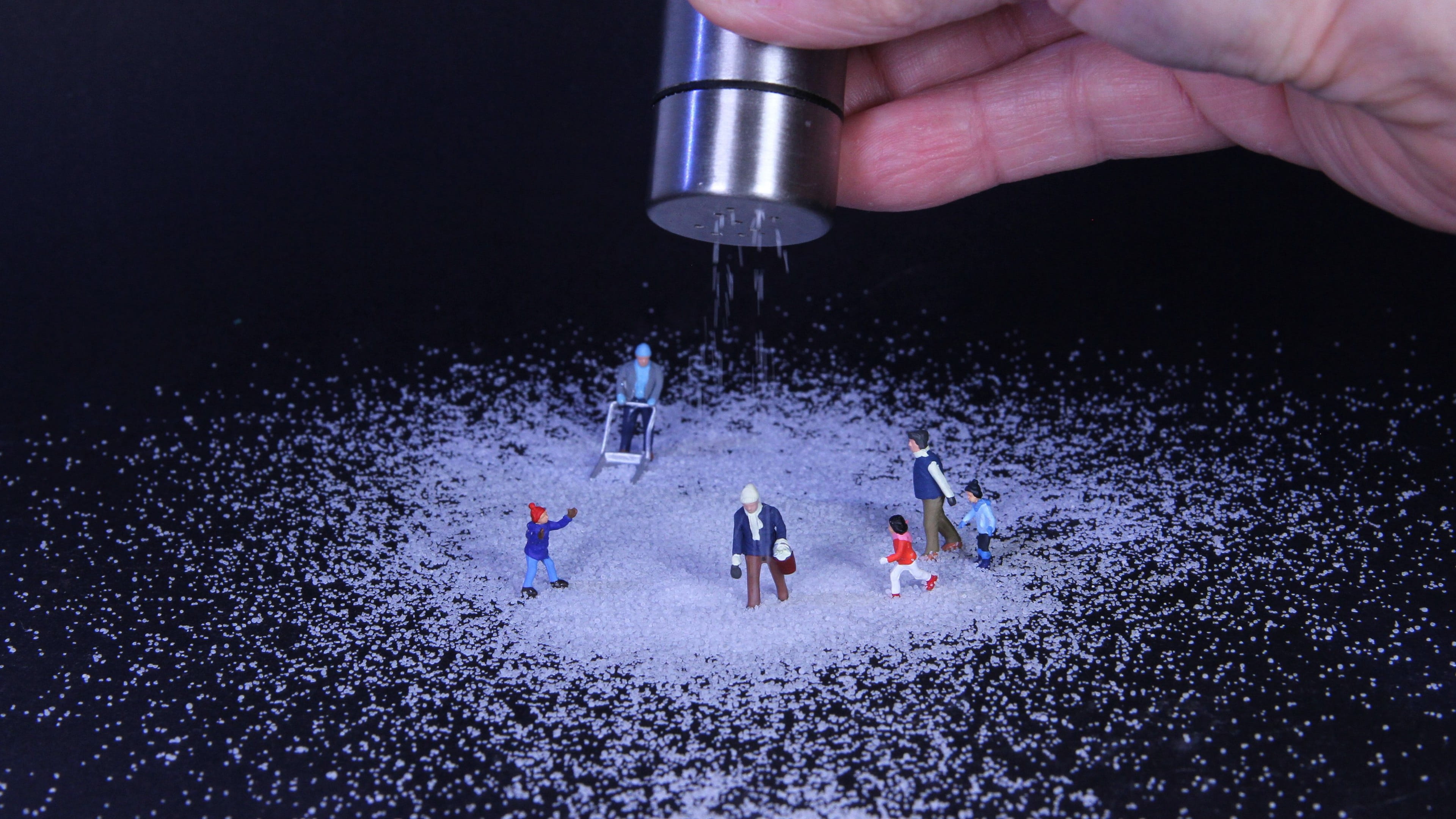 cold temperature, miniature, miniature figures, real people, leisure activity, 4K, equipment, winter sport, hand, indoors, cold, lüttje, family, mite, HD Wallpaper
