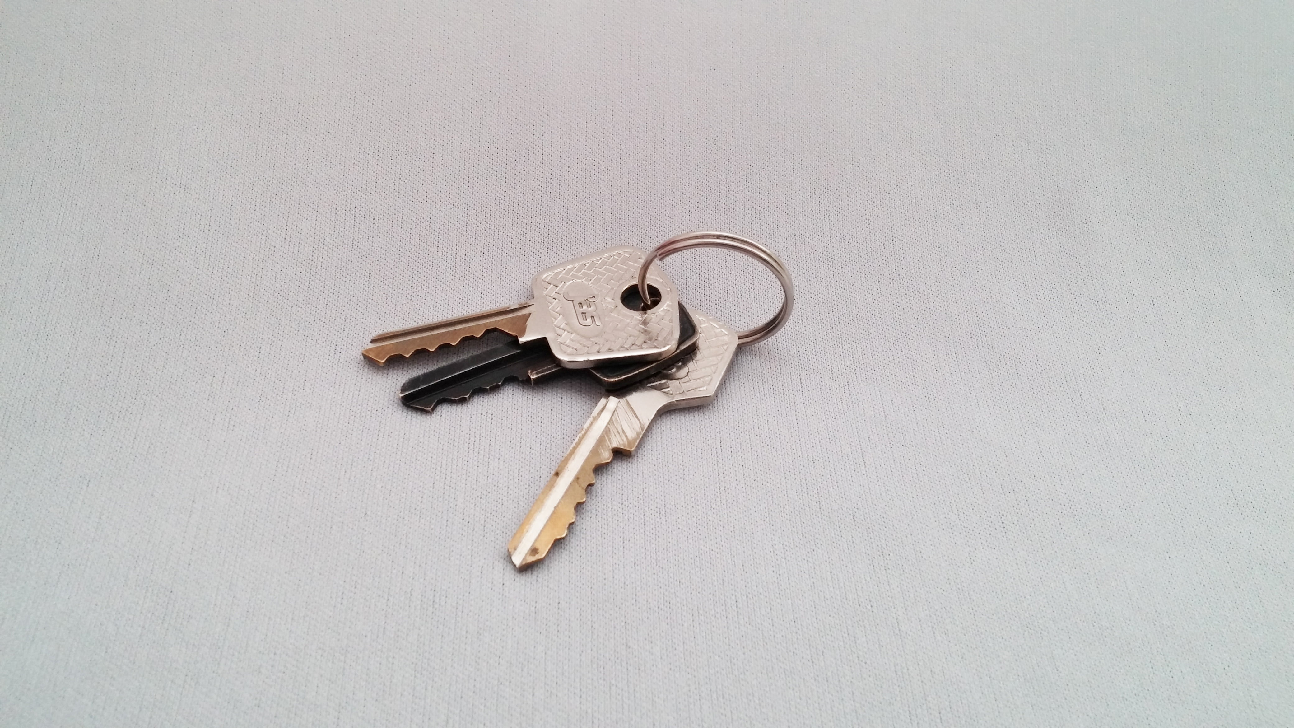 copy space, keys, safety, stainless, steel, locksmith, key ring, simplicity, indoors, no people, gray, silver, close-up, still life, security, 4K, studio shot, HD Wallpaper