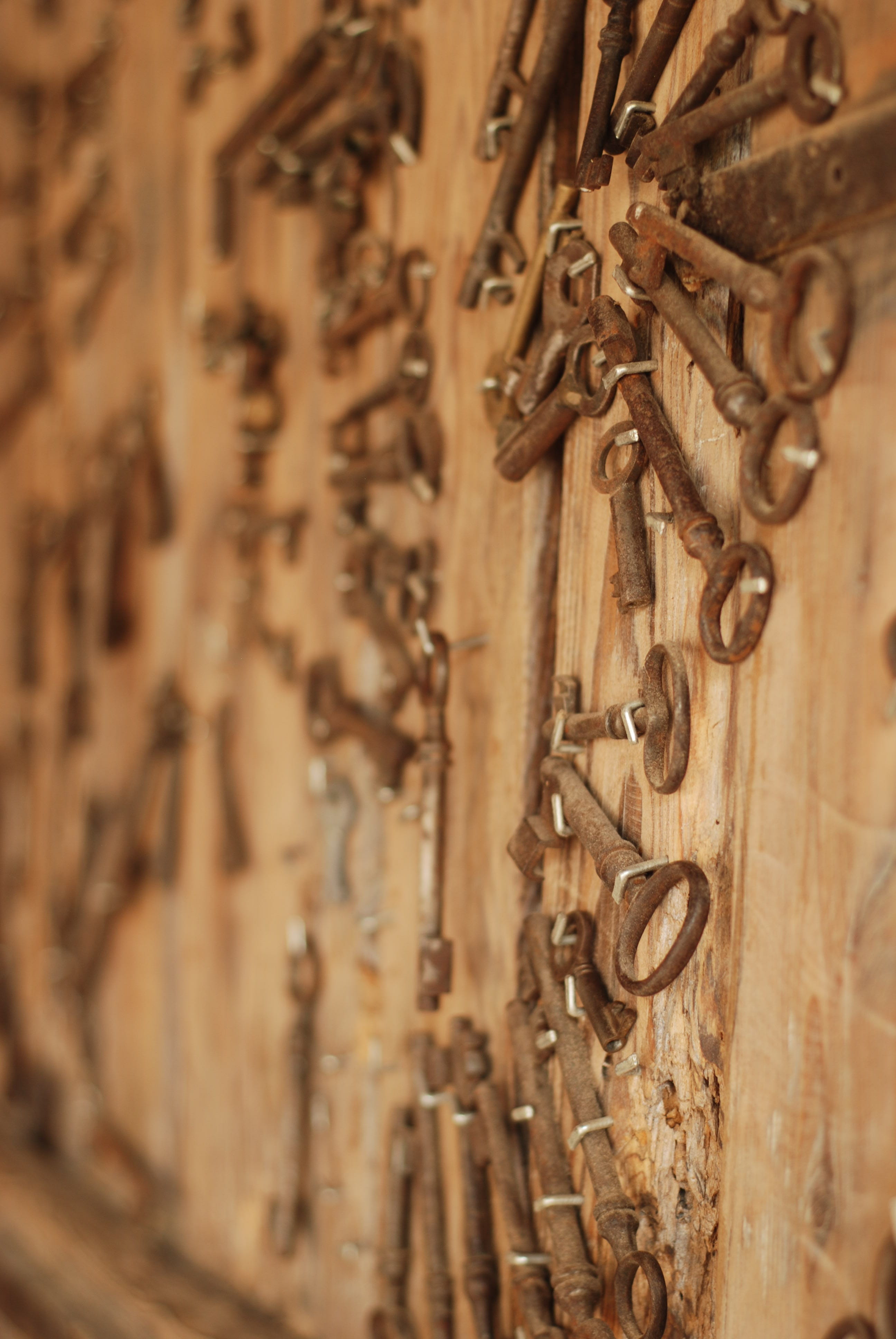 security, full frame, pattern, chain, cultures, rusty, Village, no people, kitchen, indoors, ancient, door, folk, 4K, vintage, Folklore, antique, close-up, Phone HD Wallpaper