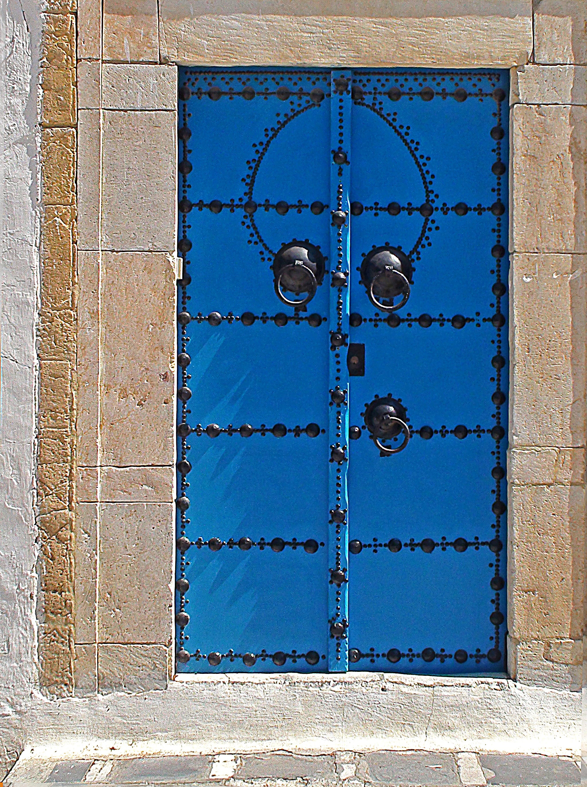 metalwork, building, figured it out, sunlight, door knocker, wall - building feature, blue color, close-up, jamb, old, 2K, blue, locksmiths, door, day, Phone HD Wallpaper