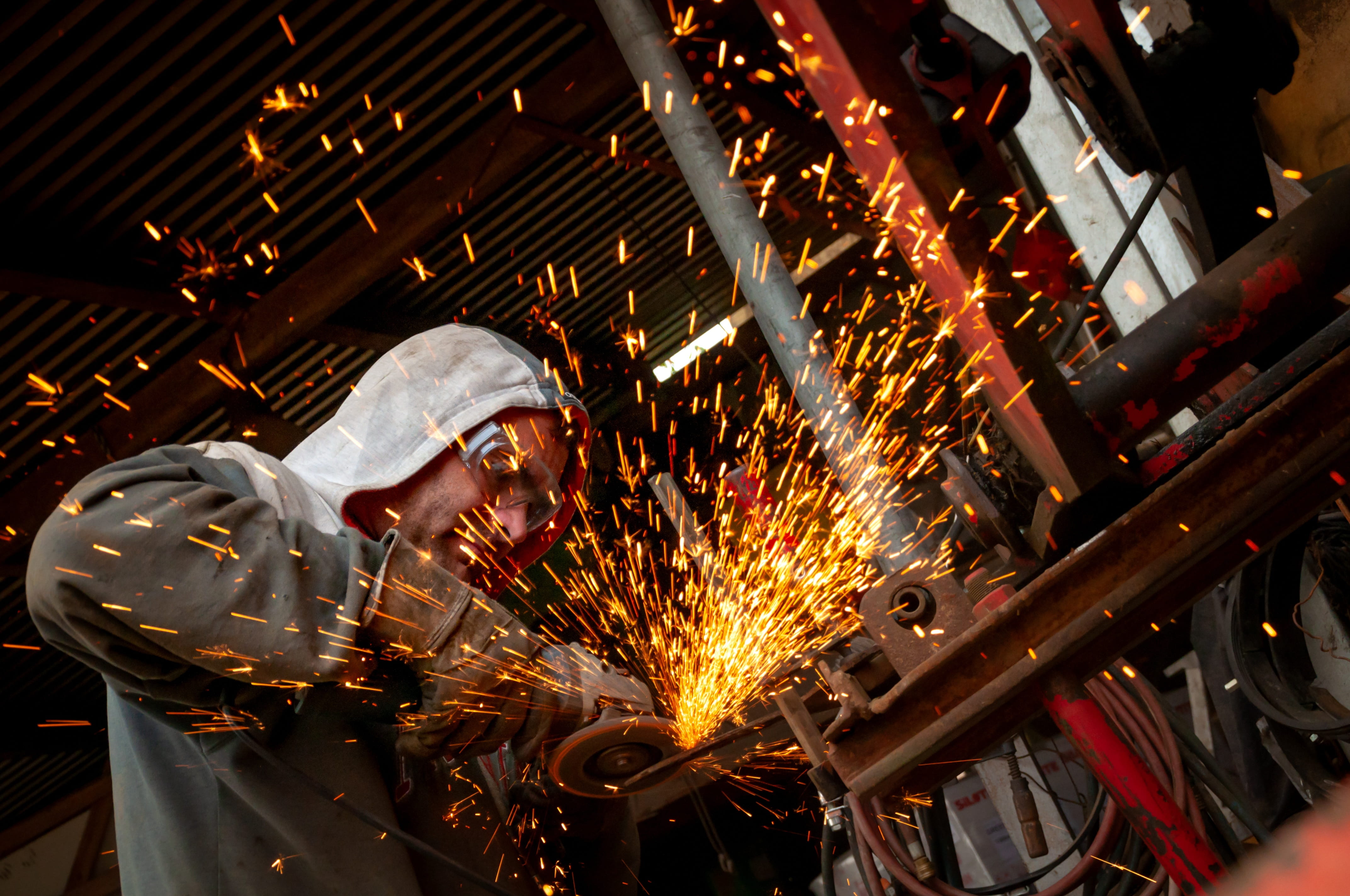 illuminated, sparks, men, indoors, craftsmen, angle grinder, flying sparks, technology, industry, working, protective workwear, protection, machines, one person, HD Wallpaper