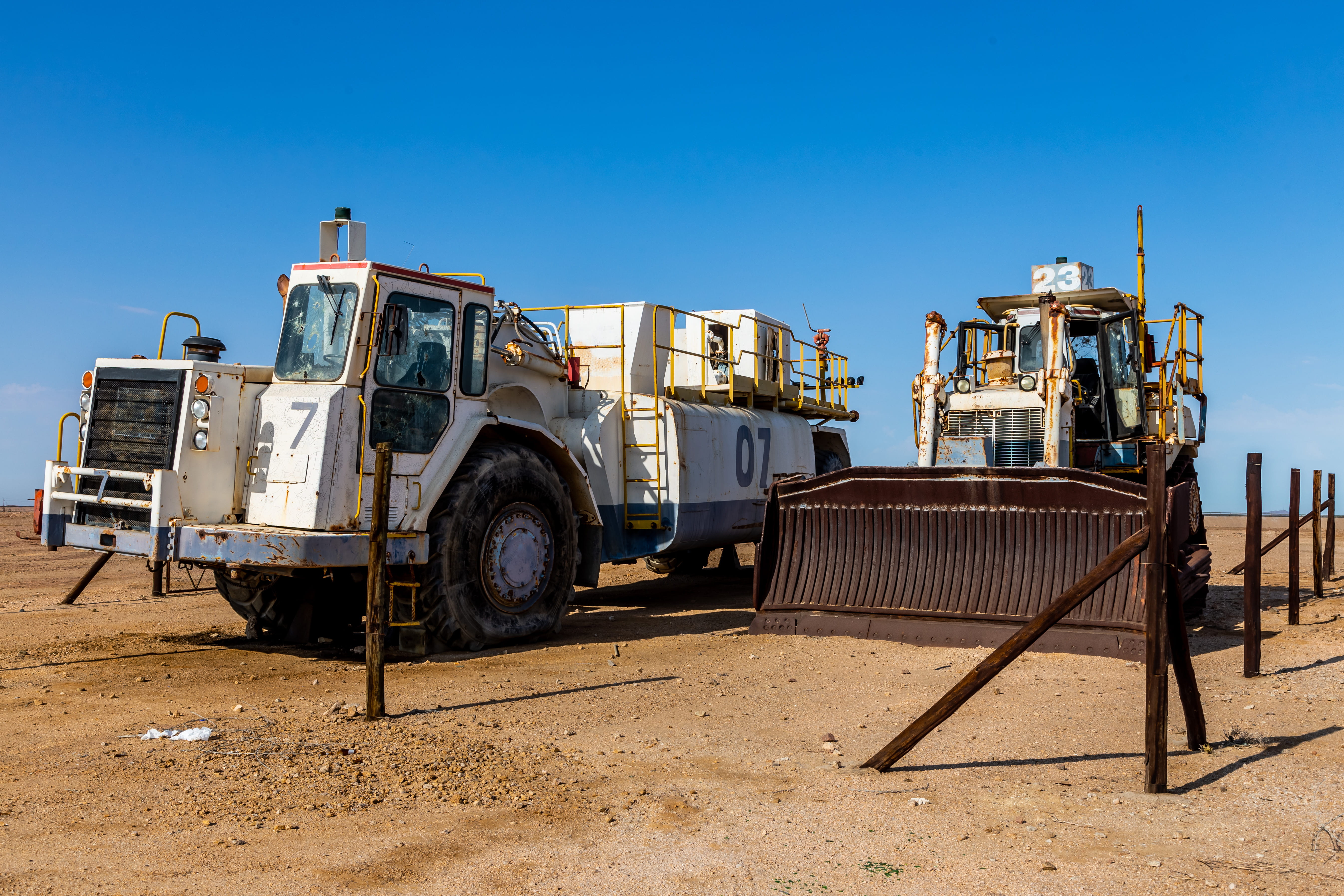 nature, ground, condo, person, arandis, offroad, sky, trailer truck, construction, human, sunny, clear sky, copy space, industry, earthmoving equipment × mining × namibia ×, HD Wallpaper