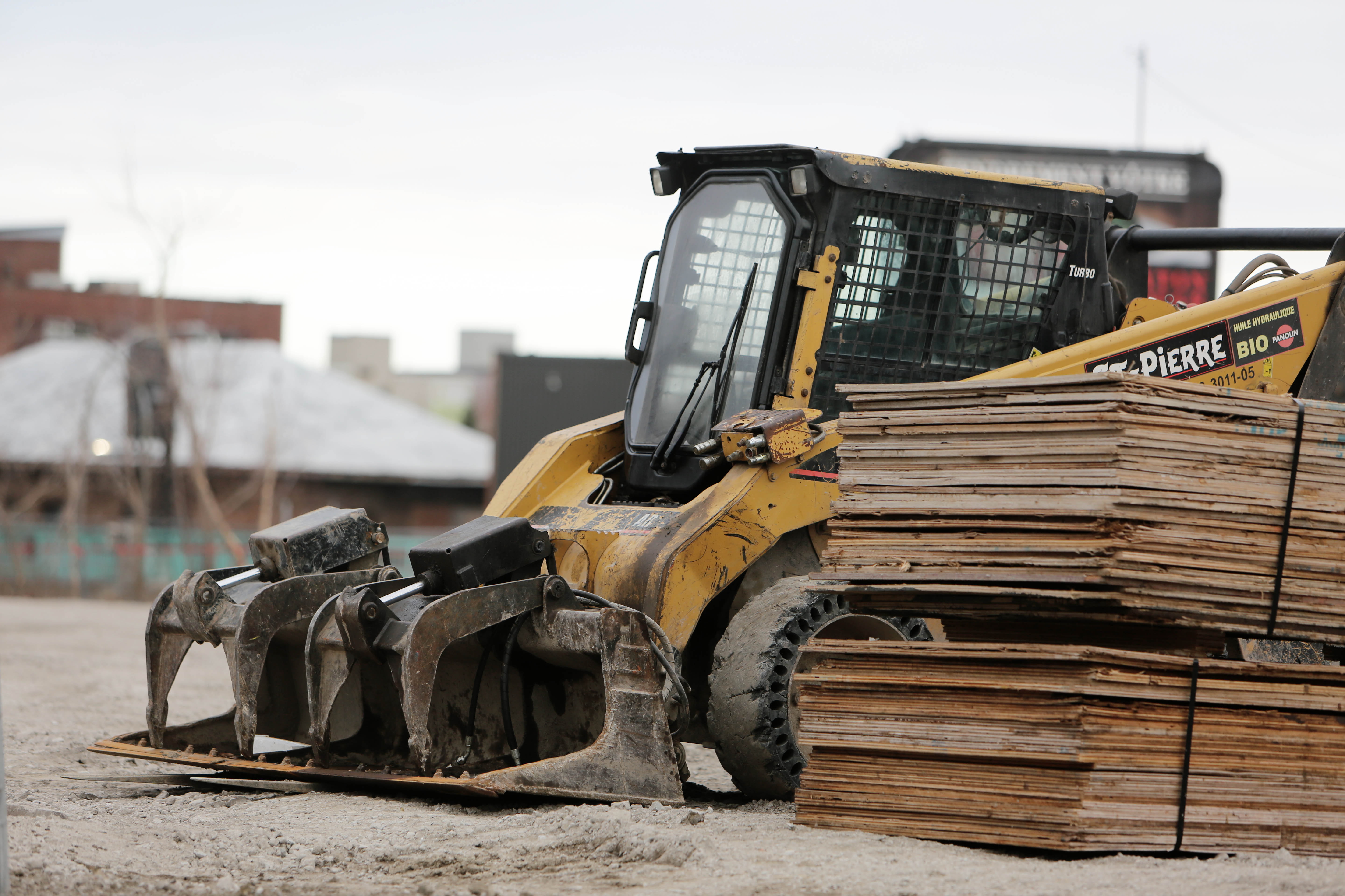 building exterior, boards, plyboards, backhoe, architecture, 5K, skid, loader, brown, built structure, mode of transportation, steer, machinery, parked, HD Wallpaper