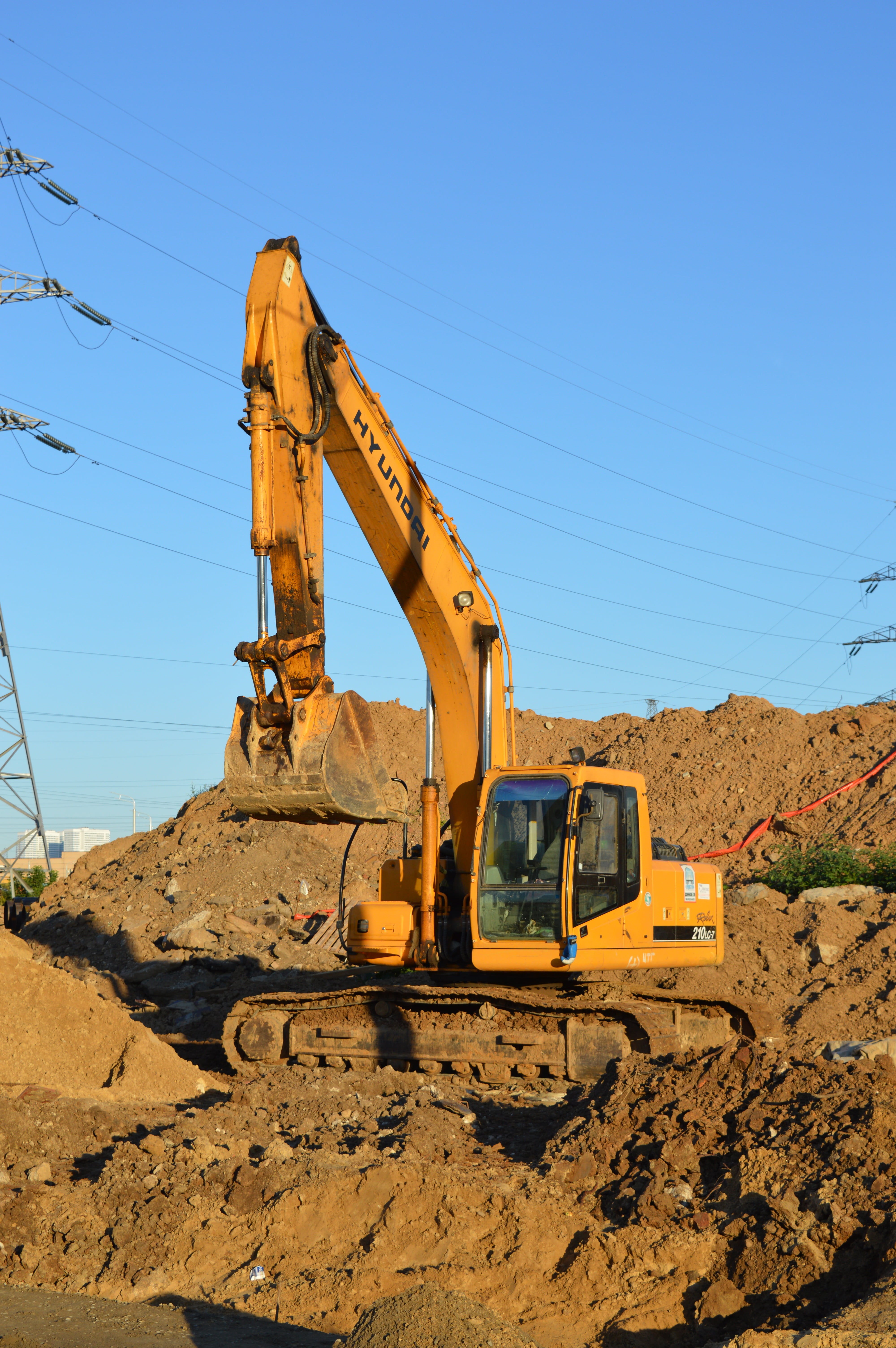 building an object, construction industry, mud, clear sky, excavator, environment, tractor, outdoors, quarry, construction machinery, sunlight, dig, tractor digging, Phone HD Wallpaper