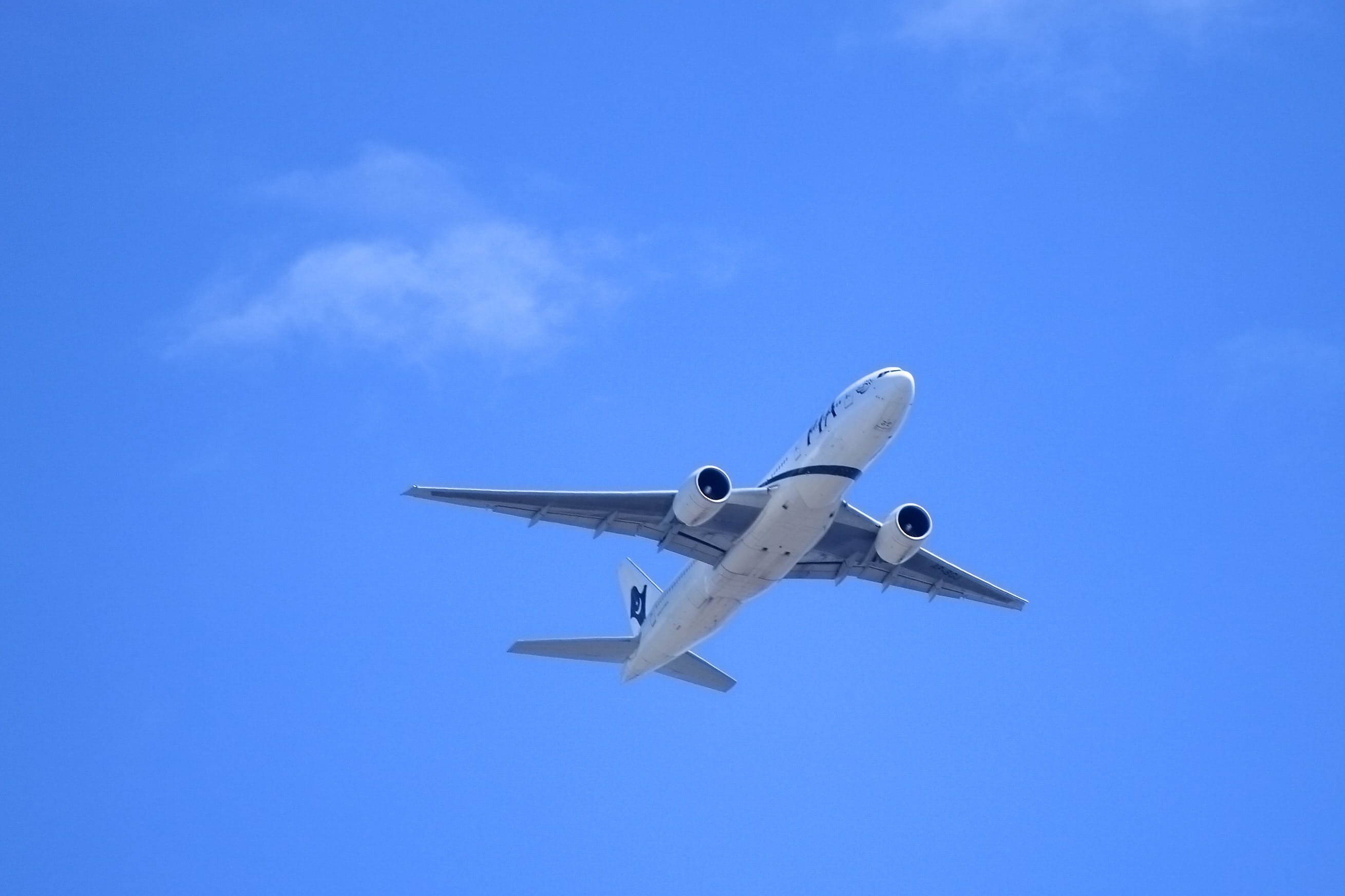 sunny, mid-air, wing, motion, private airplane, Airplane, daytime, commercial airplane, cargo, nature, Aircraft, low angle view, flying, sky, fly, aviation, HD Wallpaper