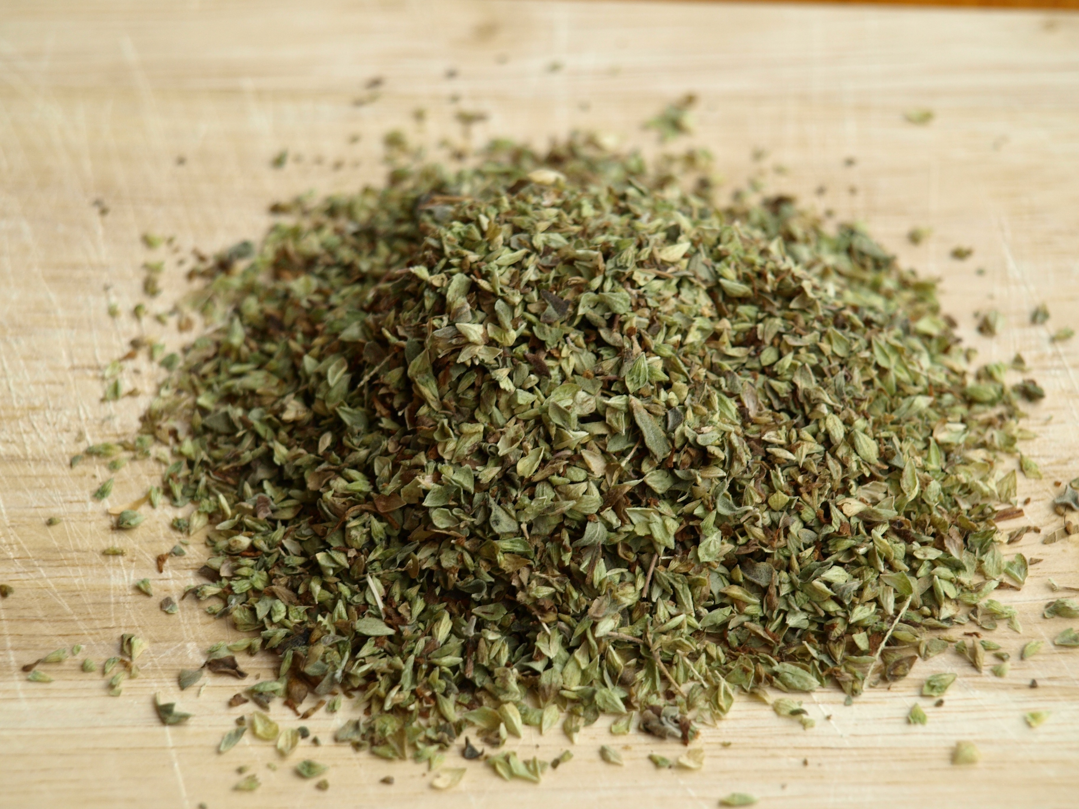 2K, green color, heap, tea leaves, wellbeing, food and drink, season, dry, table, wood - material, oregano, grind, green, selective focus, leafs, healthy eating, HD Wallpaper
