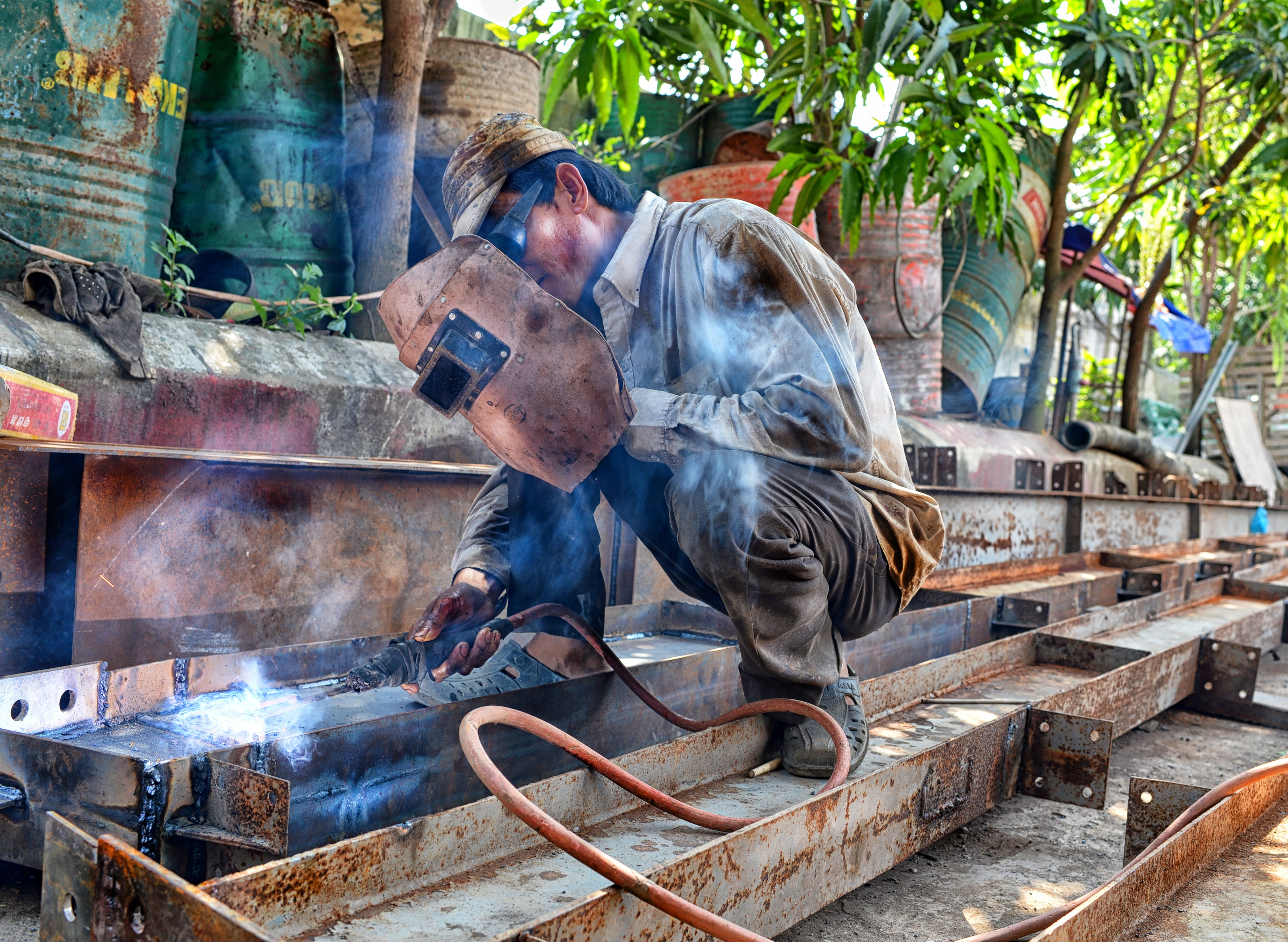 steel trusses, 4K, dirty, pets, plant, iron, adult, man, craft, manual labor, technology, torch, one person, container drums, welder, mask, shield, traditional, HD Wallpaper
