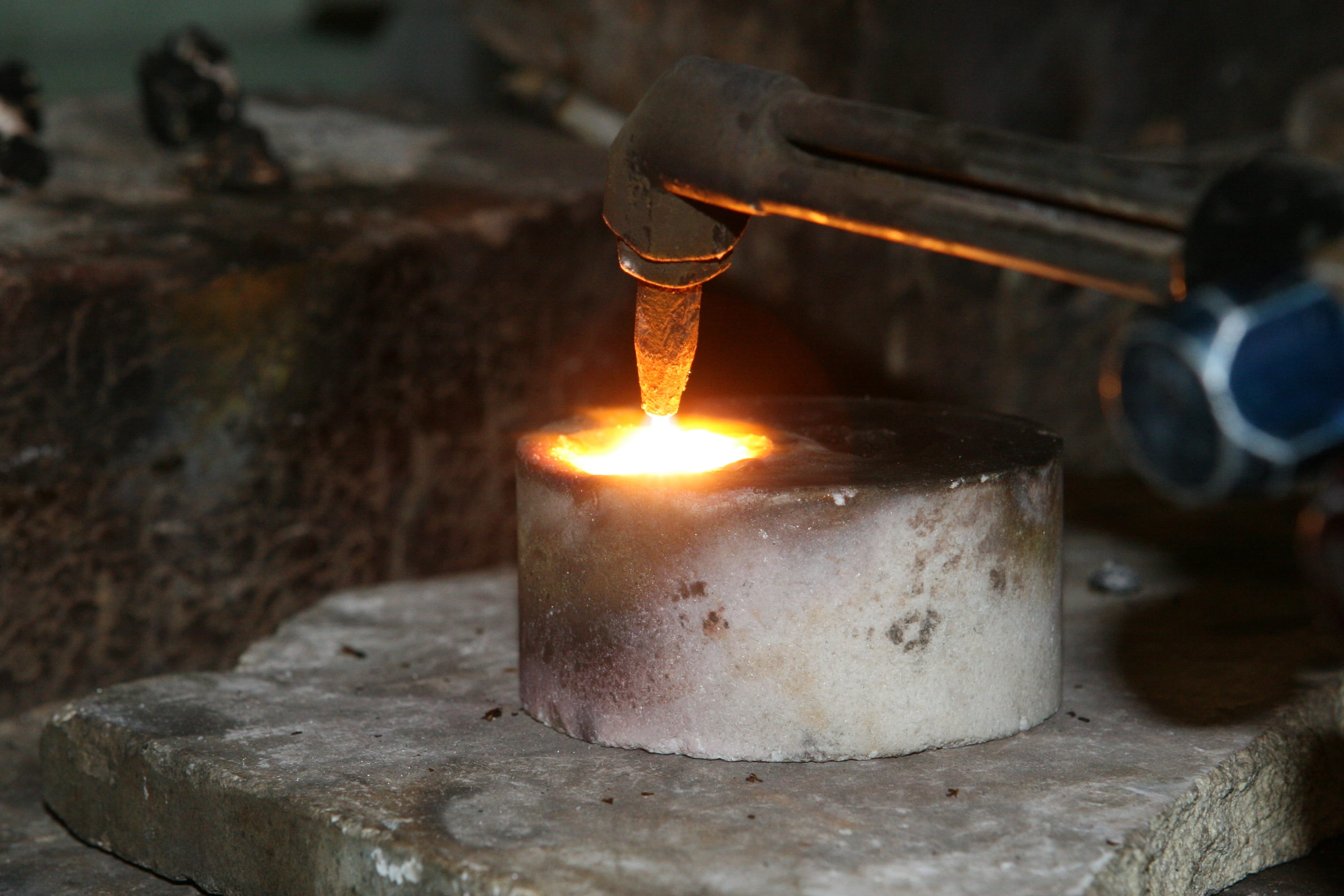 foundry, round, sparks, flame, brass, selective, heat - temperature, melting, photography, workshop, work, kitchen utensil, artisan, bright, household equipment, HD Wallpaper