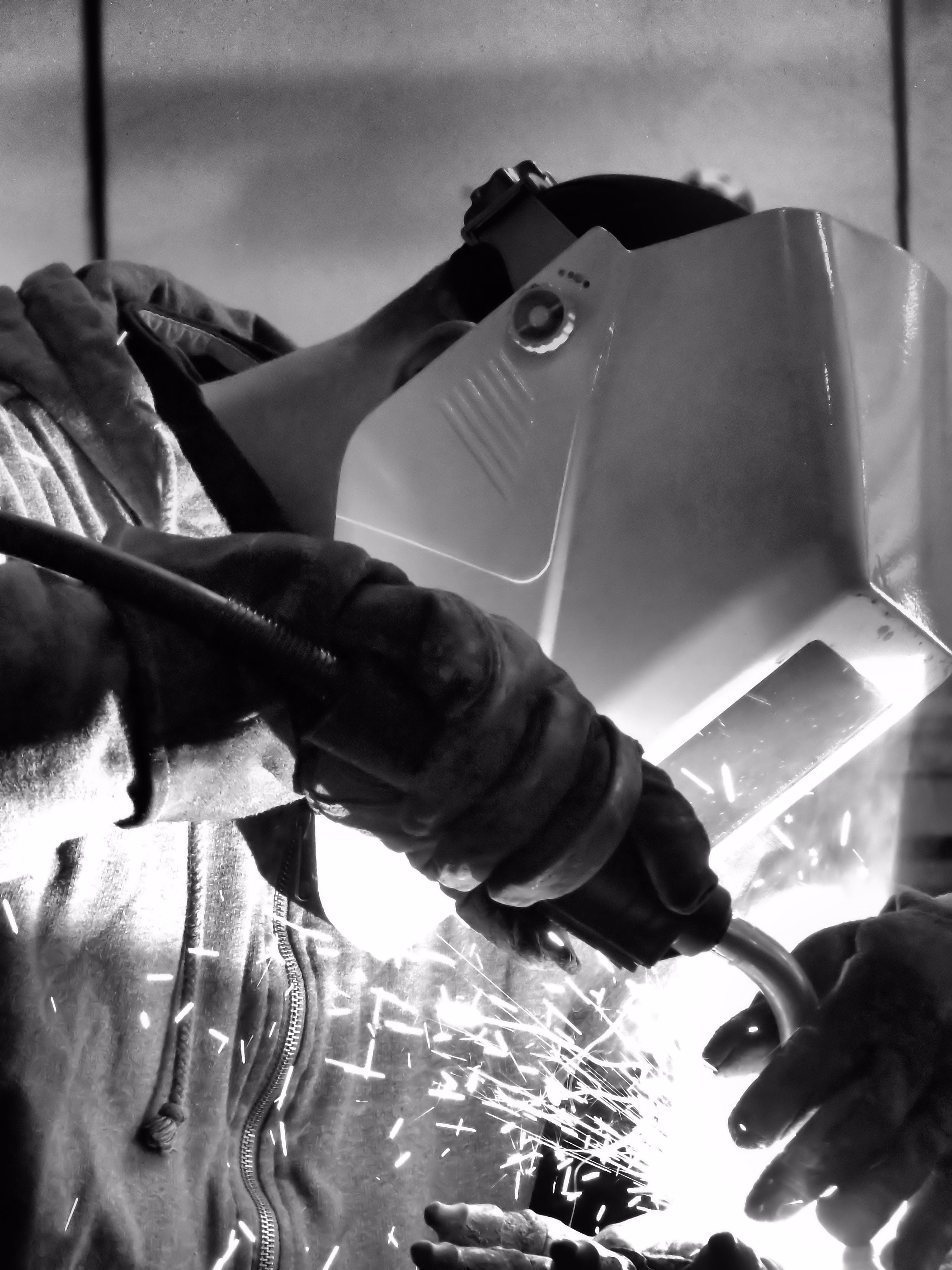 grayscale, craftsman, iron, spark, laborer, flash, lifestyles, close-up, working, human body part, welding, worker, 4K, acetylene, human hand, nature, Phone HD Wallpaper