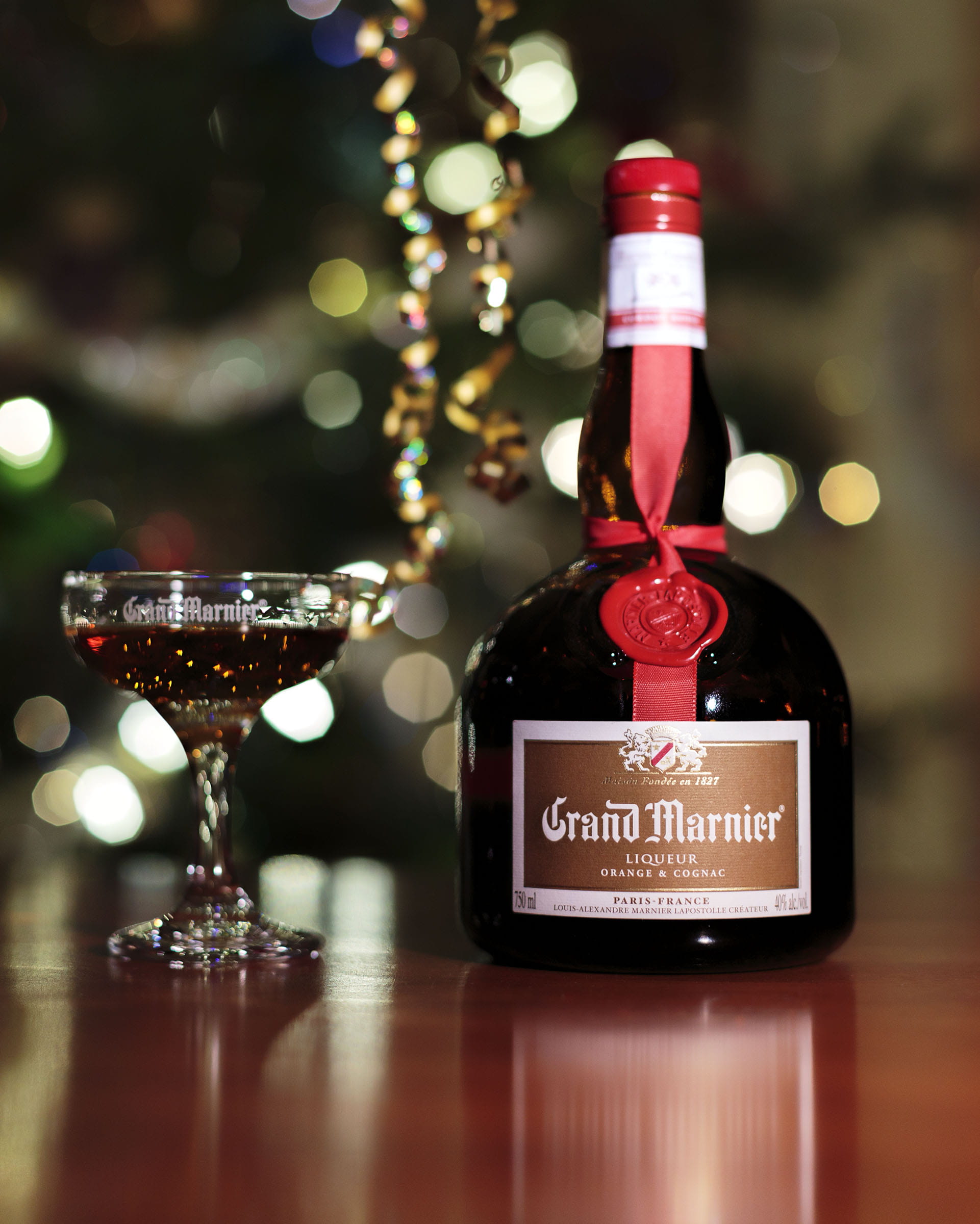 alcohol, beverage, filled, apertif, bottle, decoration, no people, container, shape, christmas, french, focus on foreground, table, flavor, alcoholic drink, Phone HD Wallpaper