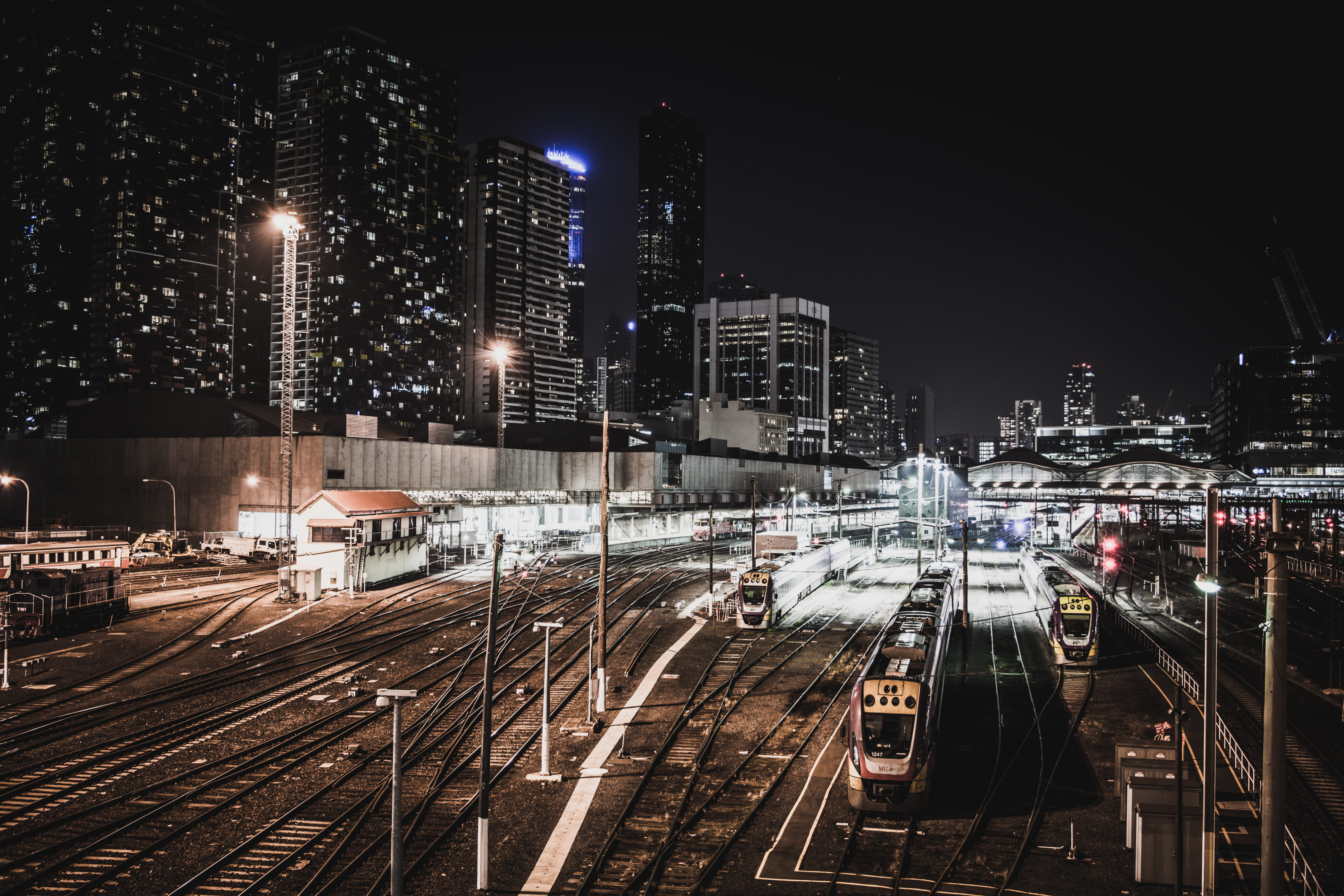 high angle view, trains, building, cityscape, building exterior, mode of transportation, night, railroad track, skyscrapers, railroad station, public transportation, HD Wallpaper