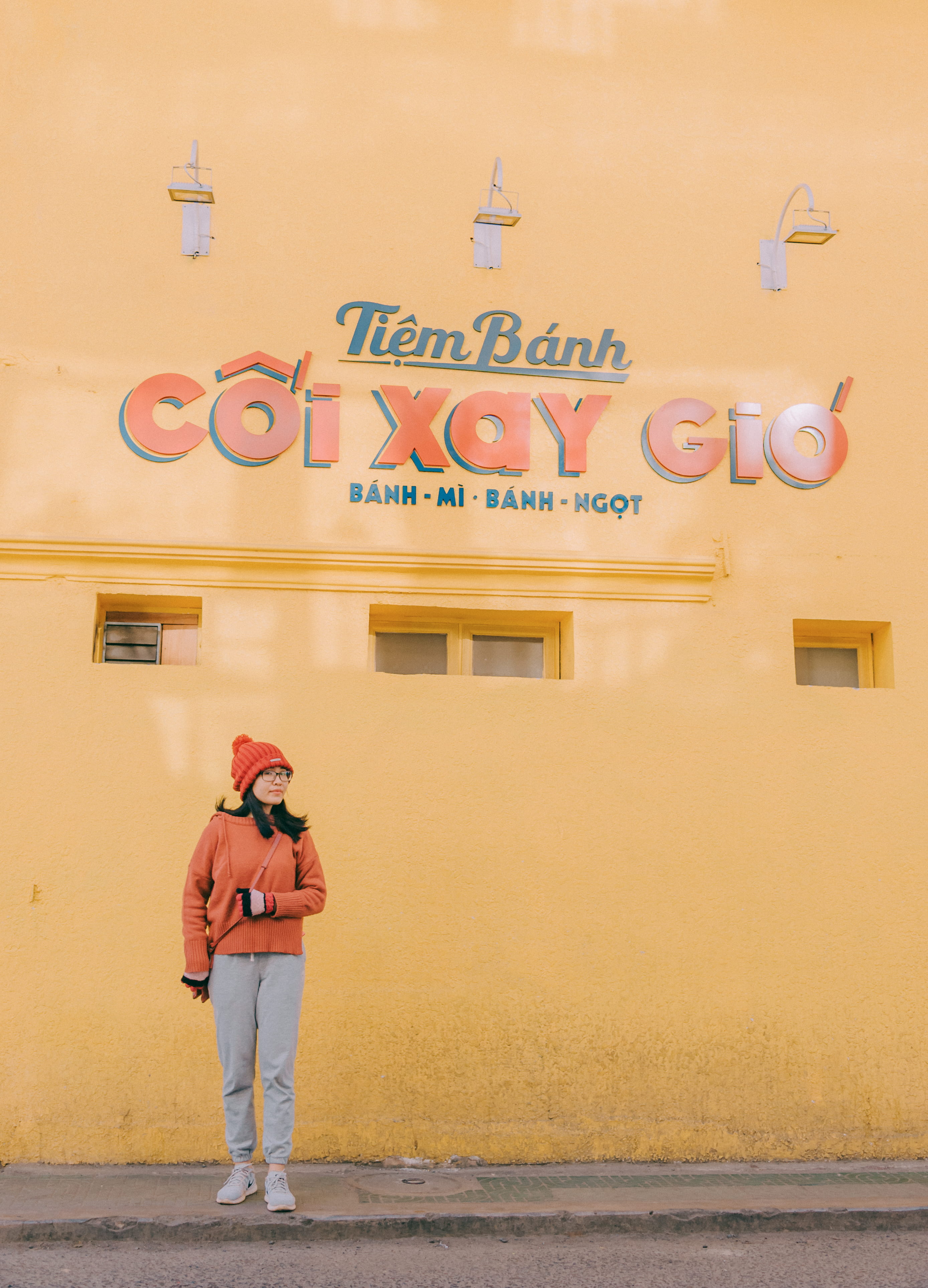 sign, banh, communication, casual clothing, woman, real people, business, adult, western script, 4K, sweater, outdoors, built structure, wall - building feature, Phone HD Wallpaper