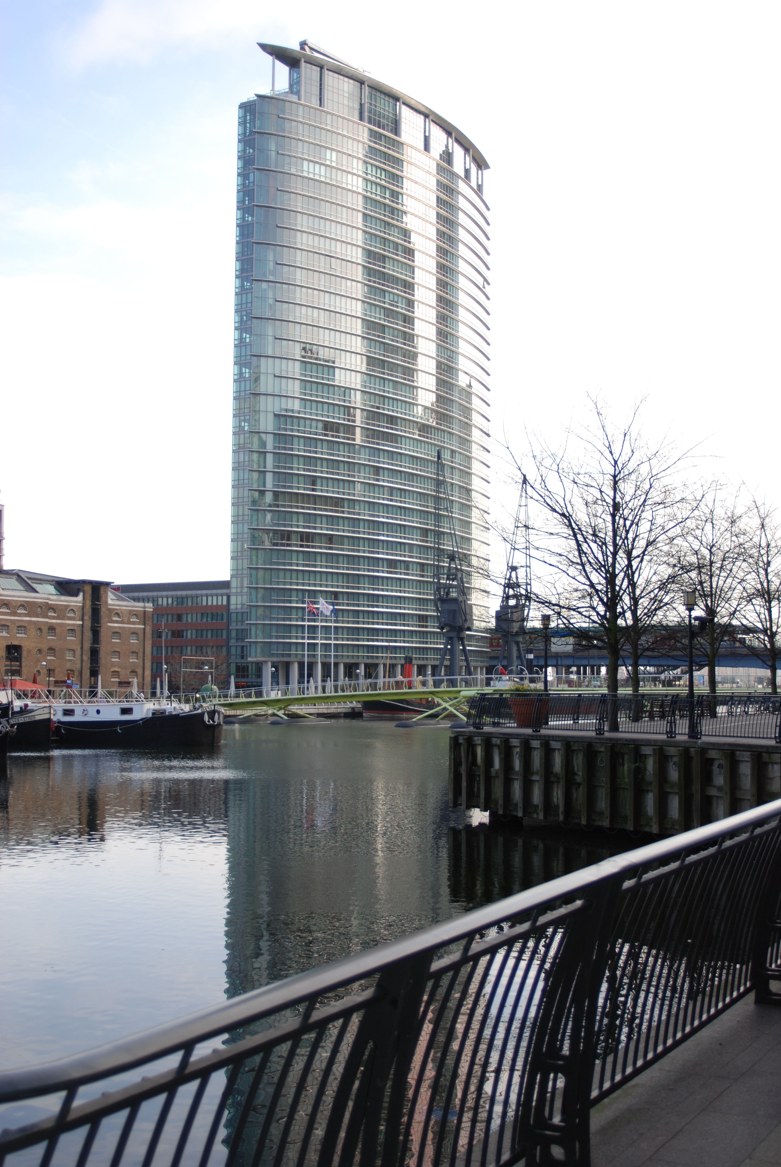 outdoors, building Exterior, water, no people, tree, nature, city, 4K, sky, river, day, modern, office, canary, architecture, urban Scene, glass, wharf, Phone HD Wallpaper