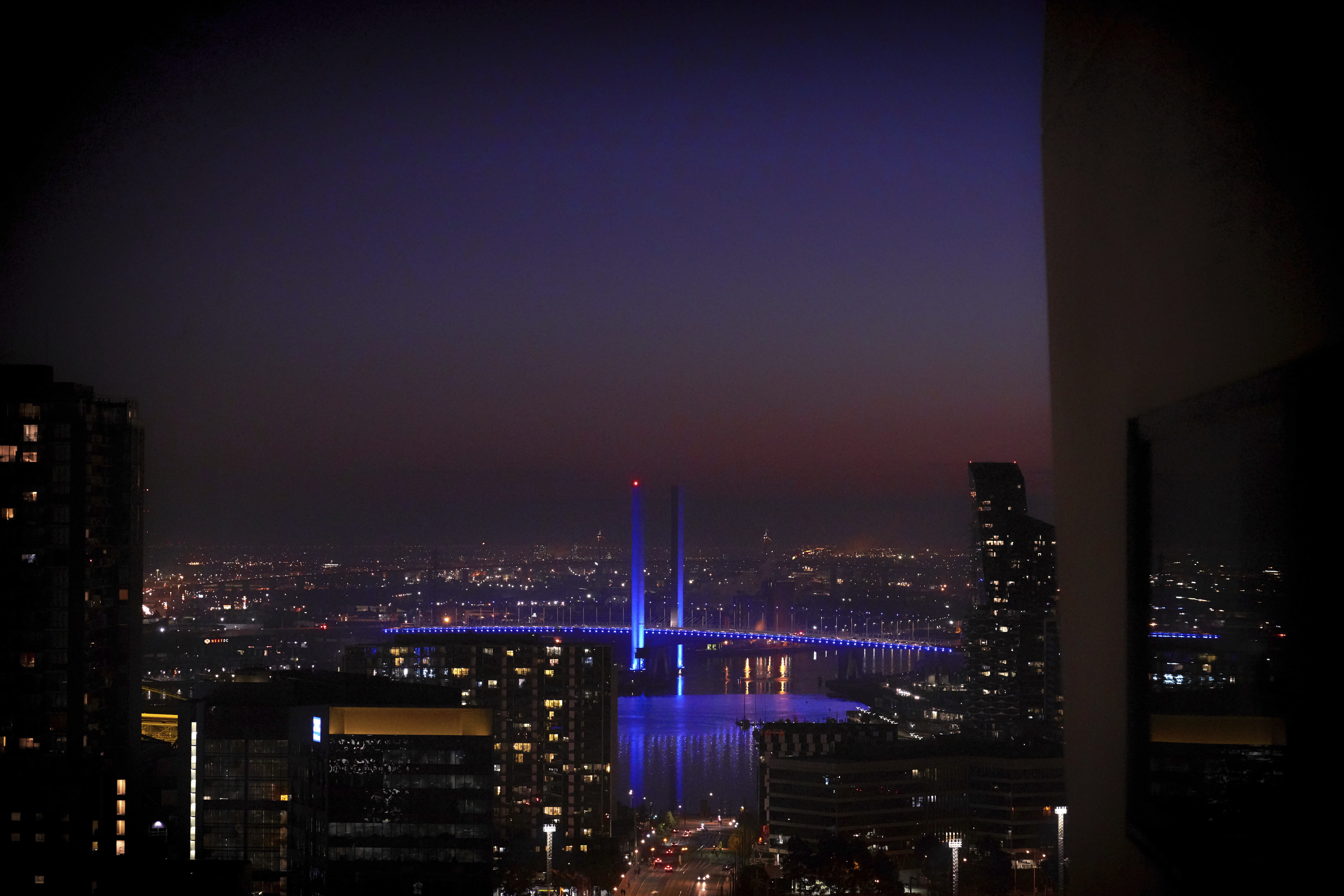 nightlife, nature, building, bridge, 5K, city, office building exterior, tall - high, illuminated, modern, crowd, building exterior, twilight, water, australia, HD Wallpaper