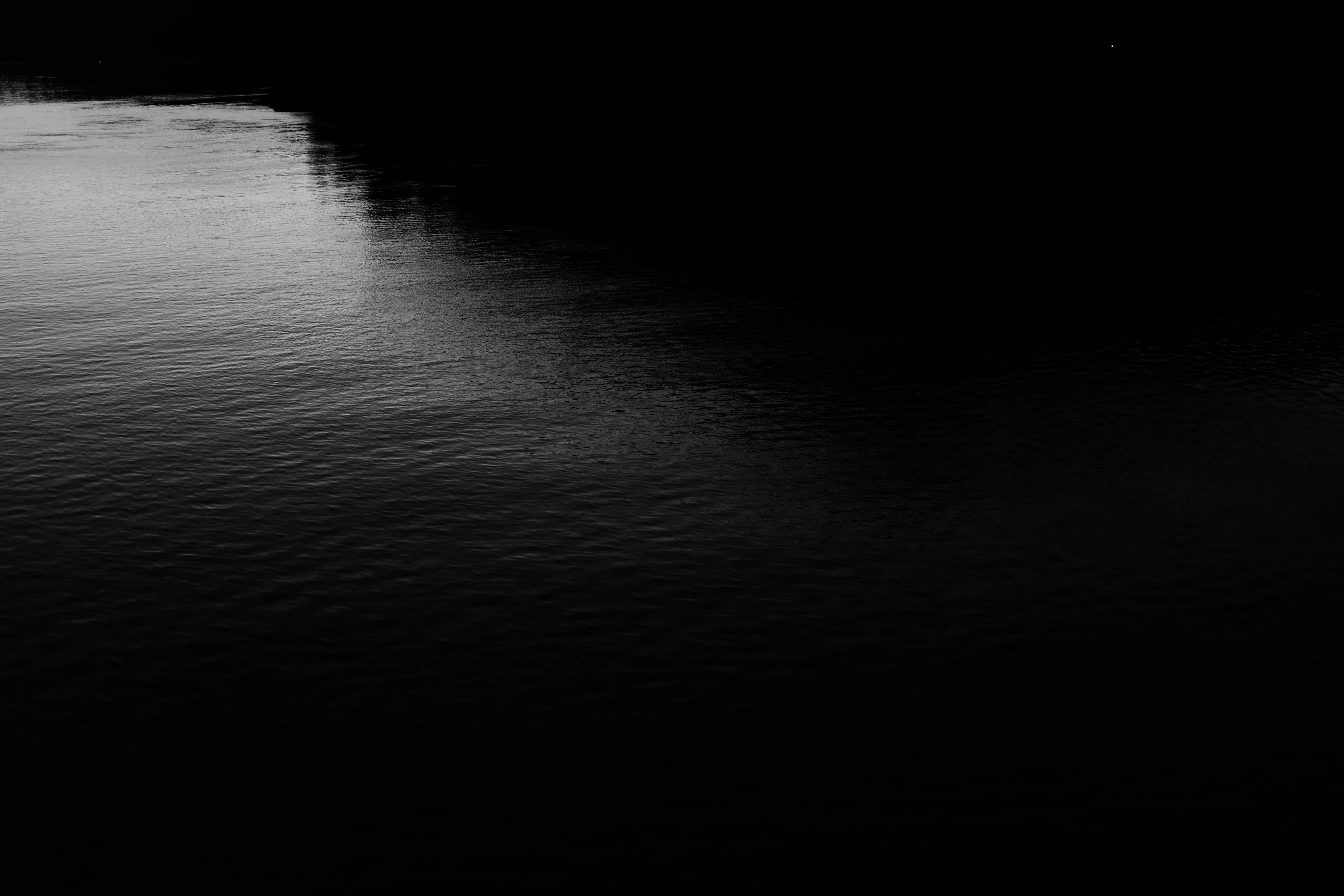 eau, tranquil scene, lac, silhouette, day, black and white, dark, miror, nature, tranquility, grey, water, 5K, copy space, rippled, reflection, beauty in nature, HD Wallpaper