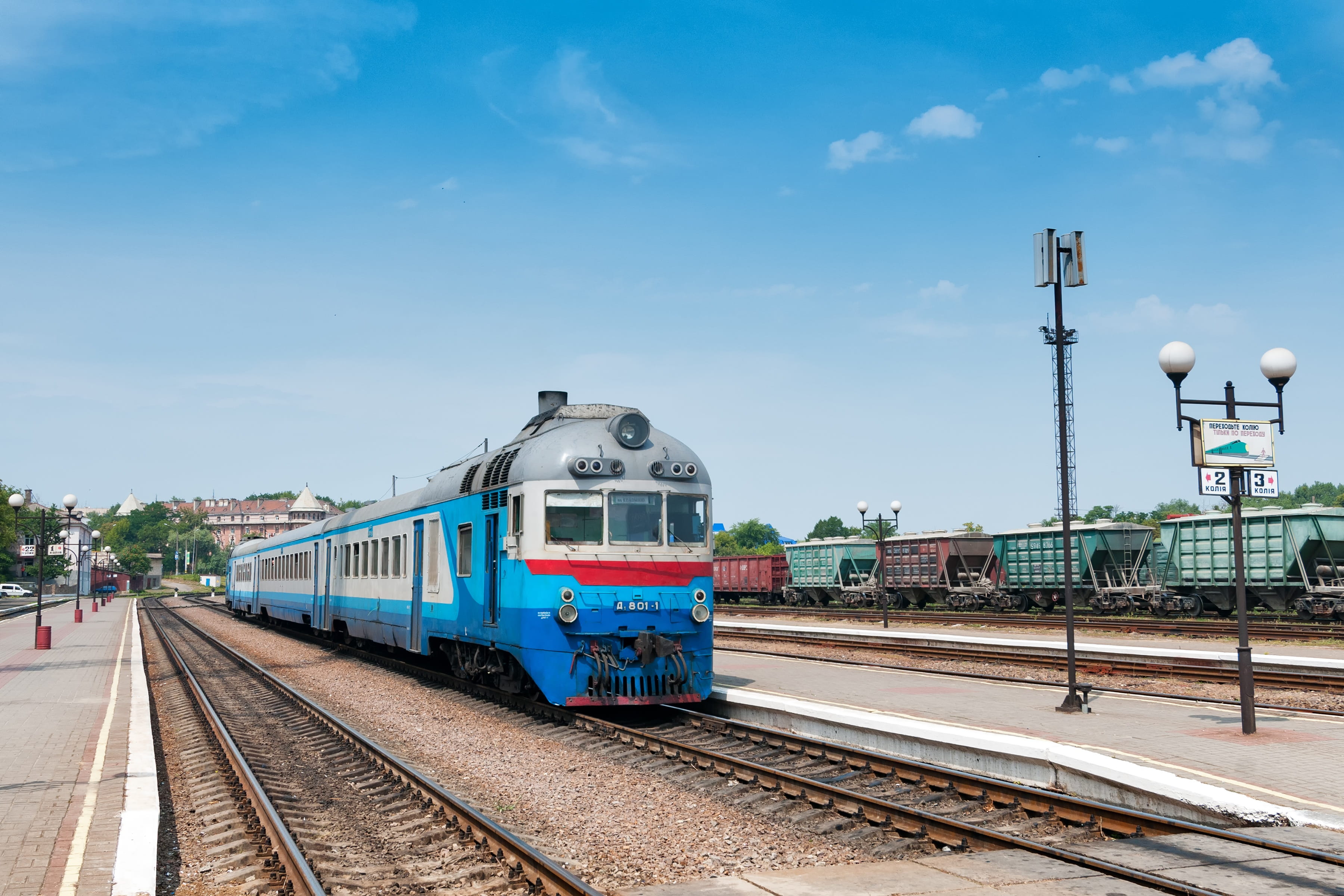 passenger train, public transportation, rail traffic, outdoors, чернівці, street light, 2K, arrival, on the move, mode of transportation, city, černivci, HD Wallpaper