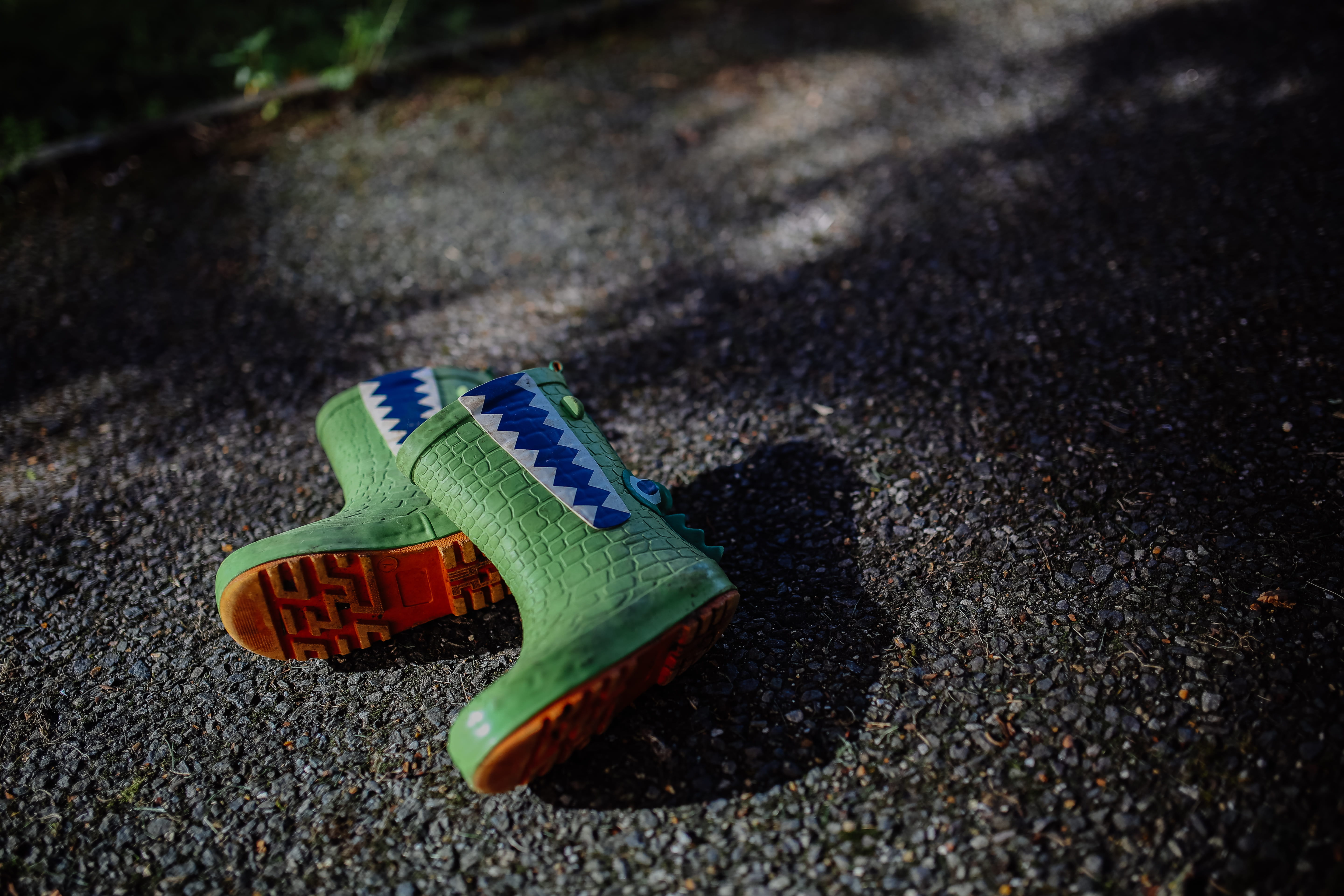 ground, exercising, sports Training, boot, road, sport, asphalt, shoes, pair, red, galoshes, shoe, jogging, crocodile, yellow, child, street, outdoors, HD Wallpaper