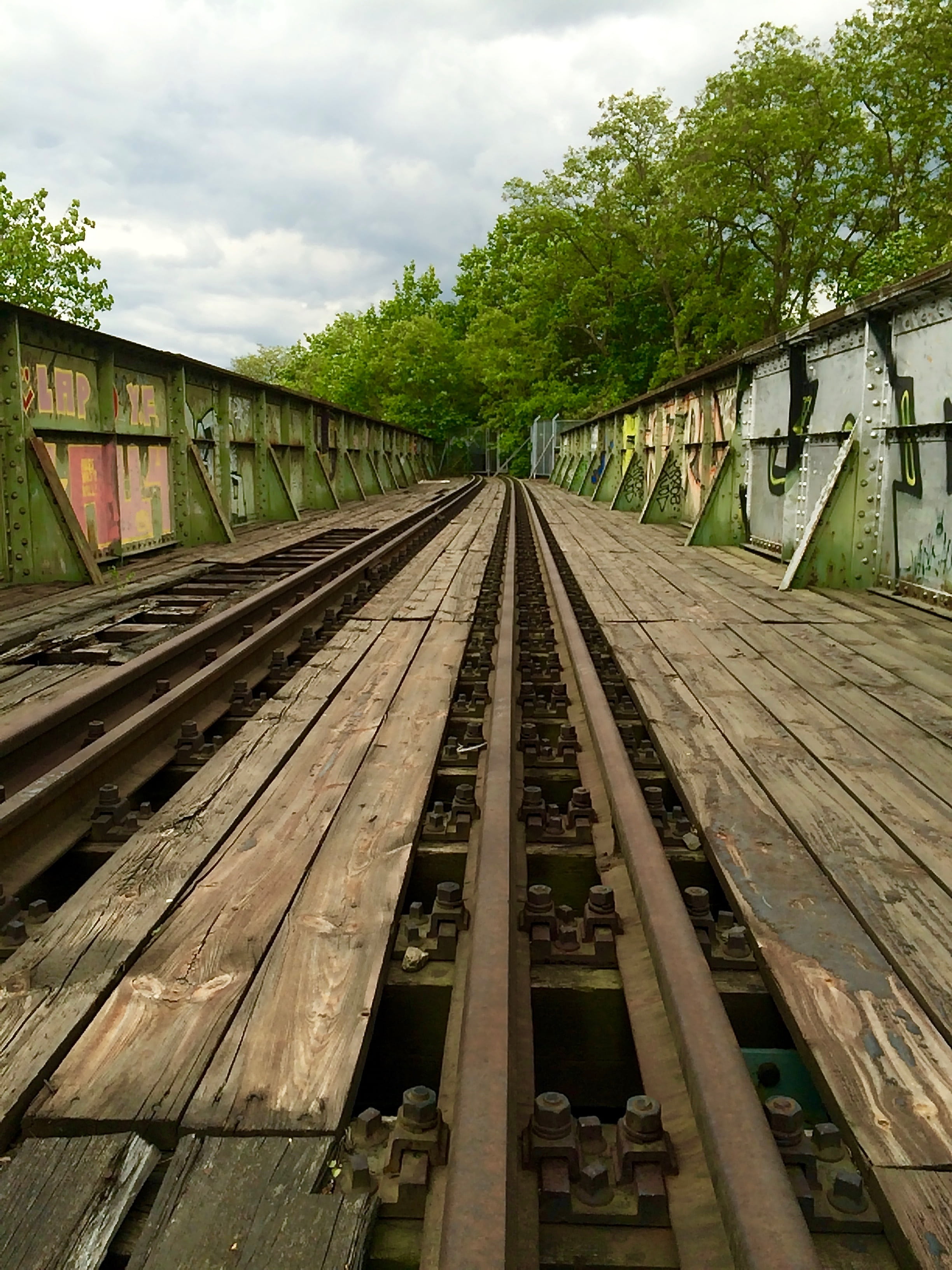 day, diminishing perspective, fallow land, city wasteland, bridge - man made structure, nature, steel, old, transportation, public transportation, no people, Phone HD Wallpaper