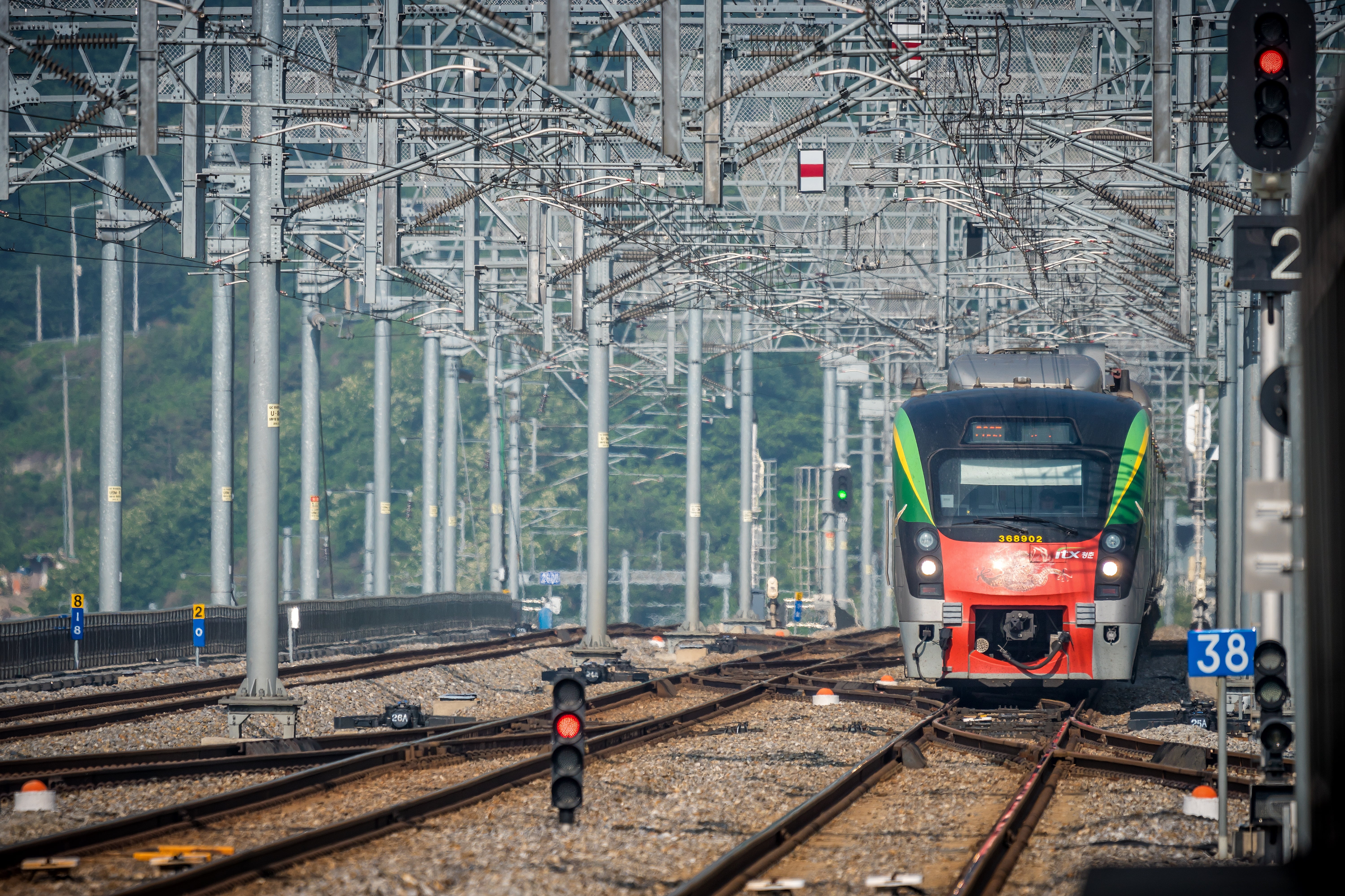 mode of transportation, transportation, mode of Transport, track, public transportation, republic of korea, shunting yard, building exterior, real people, HD Wallpaper