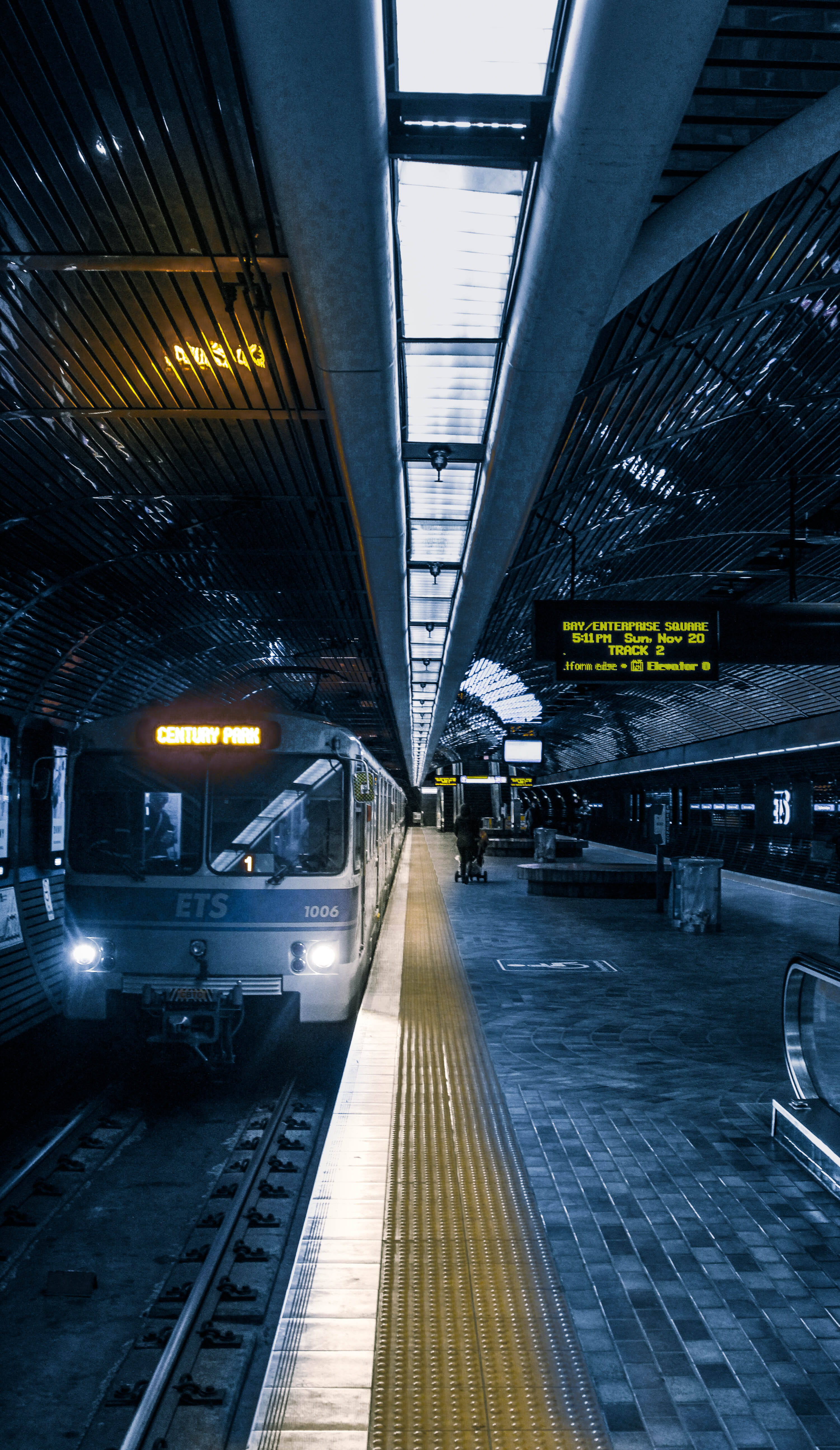 urban photography, urban, communication, station, rail transportation, no people, train, ets, direction, approaching, transportation, indoors, subway train, Phone HD Wallpaper