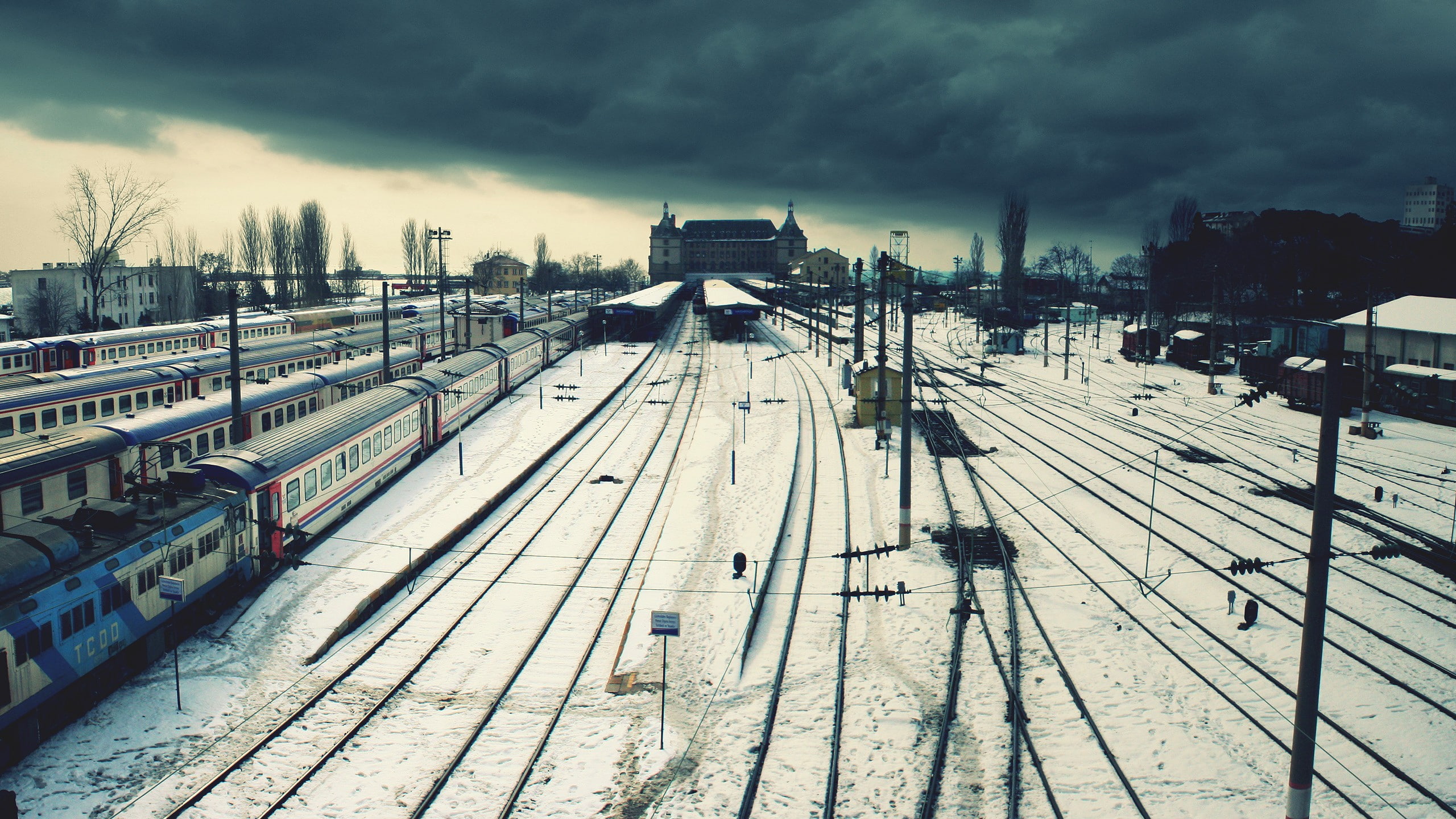 train, 2K, winter, Turkey, photography, locomotive, clouds, railway, train station, Istanbul, haydarpasa train station, rail yard, power lines, snow, city, HD Wallpaper