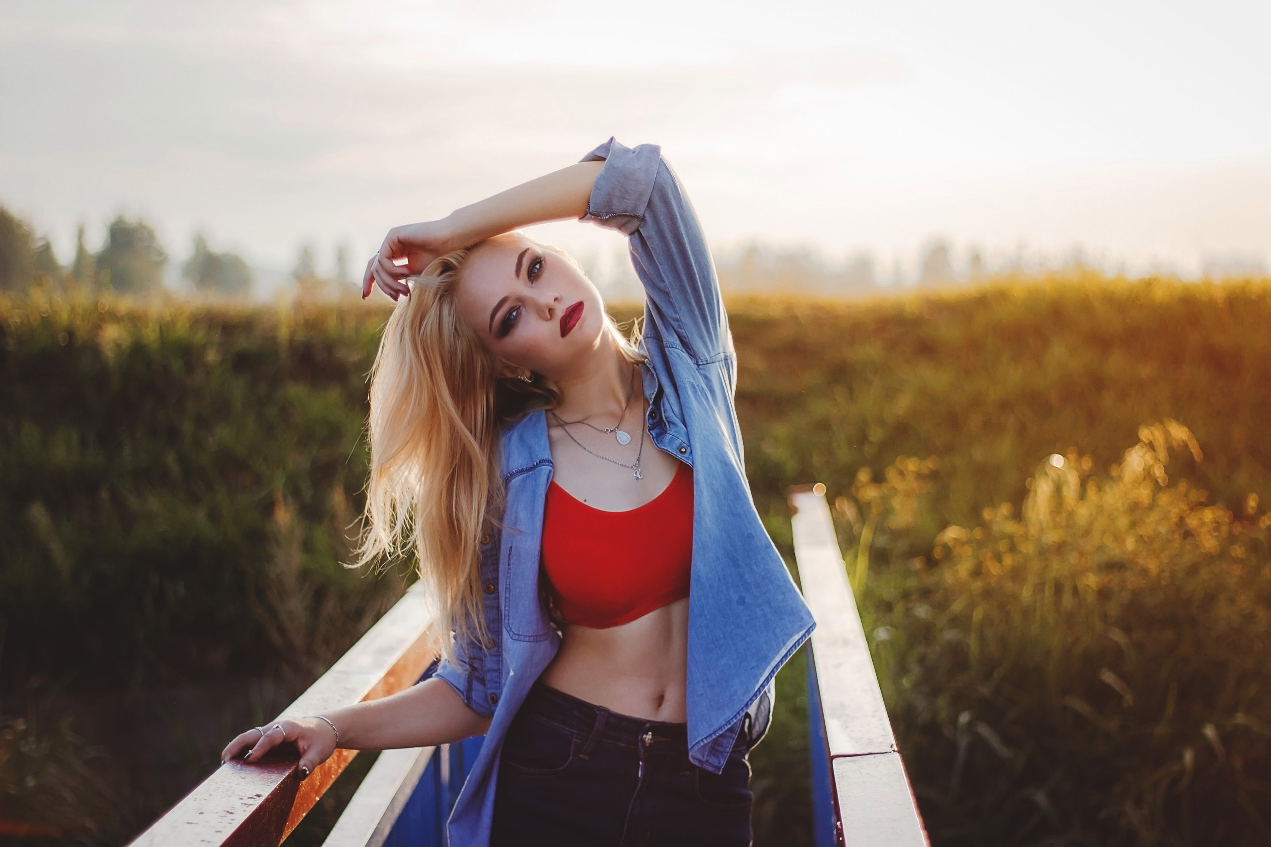red lipstick, women outdoors, jeans, women, 2K, blonde, denim, necklace, pants, red tops, Yana Rzheusskaya, belly, shirt, portrait, HD Wallpaper