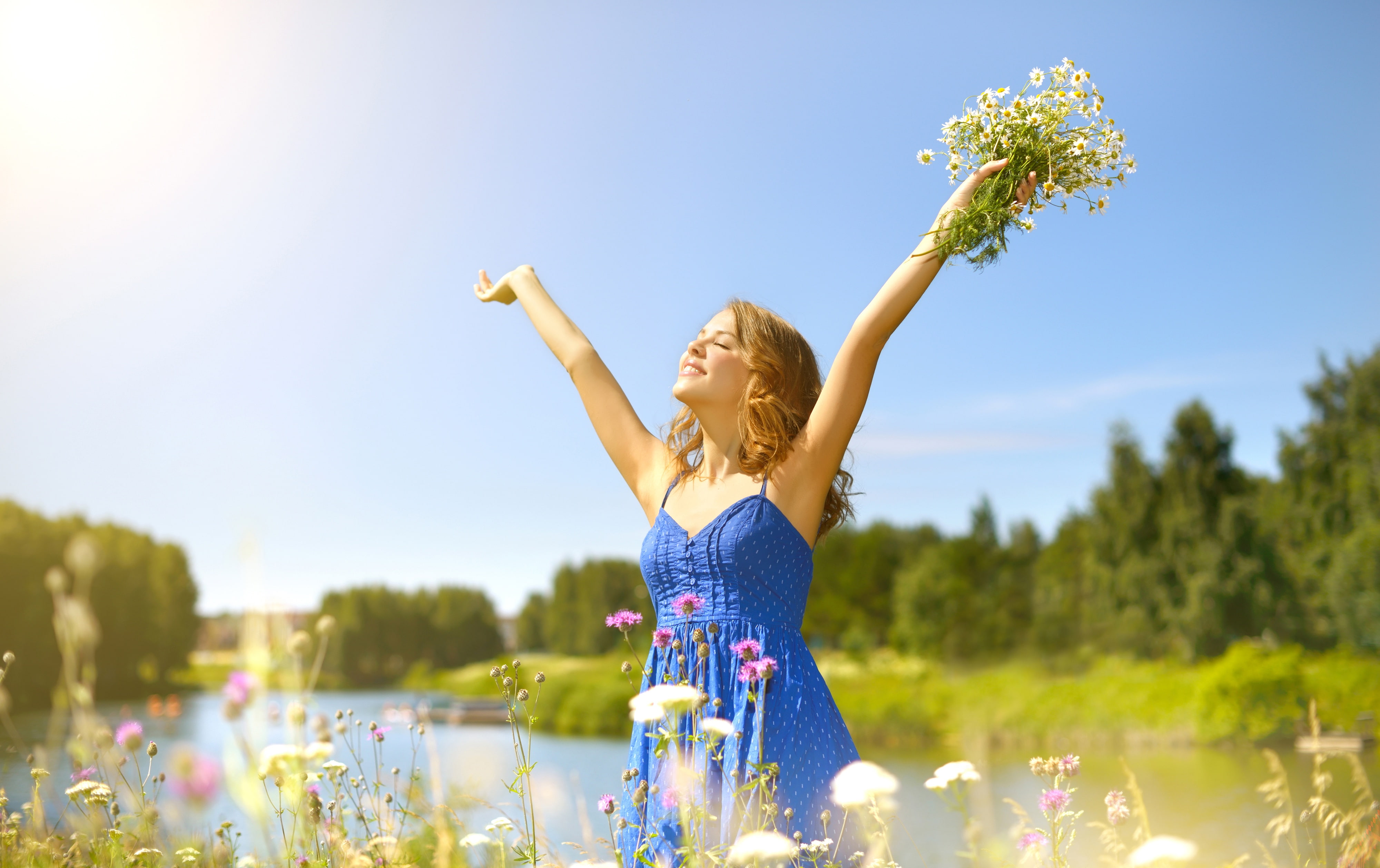 hairstyle, greens, the sky, blue, chamomile, girl, spaghetti, 4K, brown hair, flowers, women, grass, summer, happiness, the sun, strap, nature, bokeh, HD Wallpaper