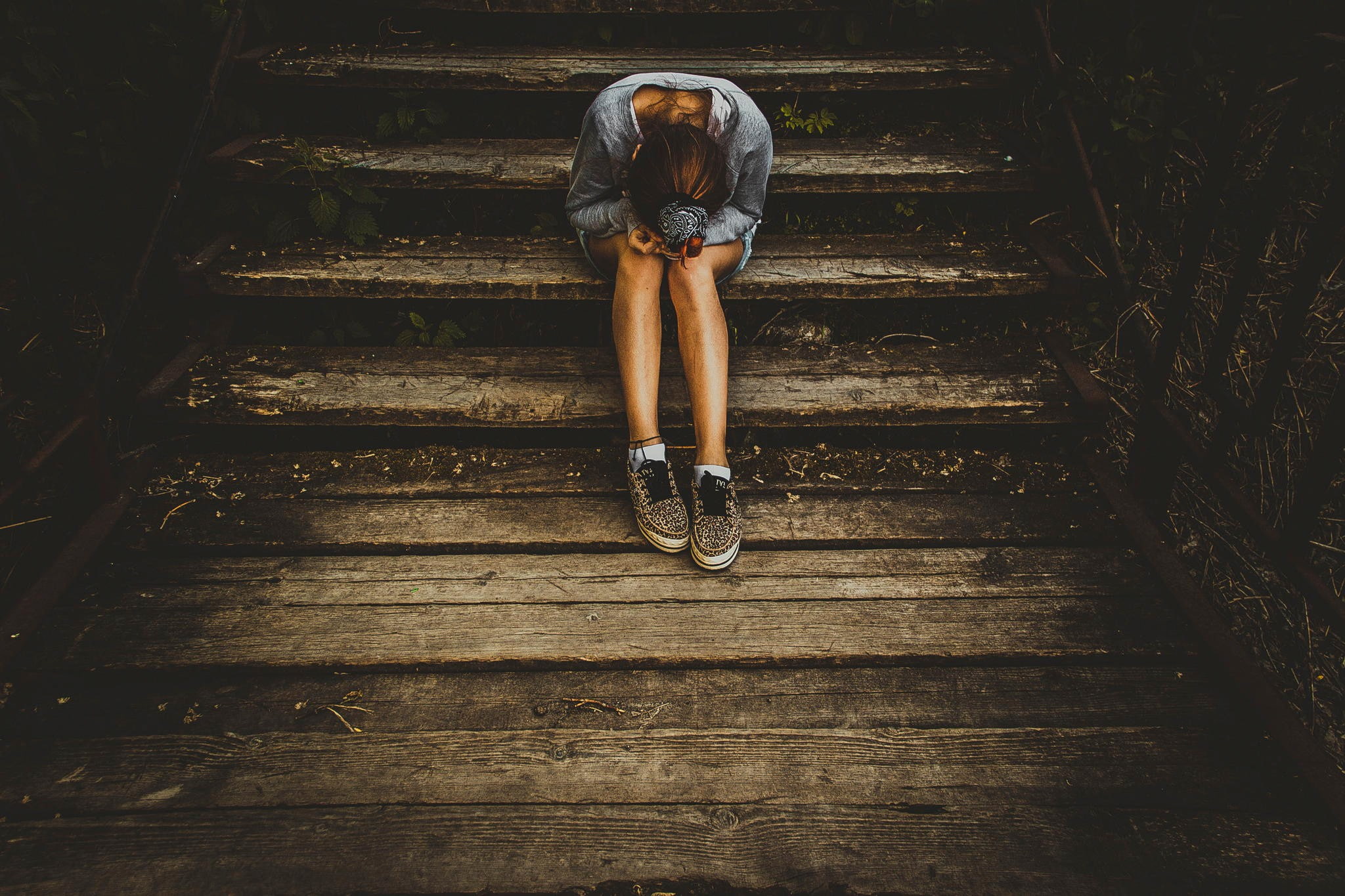 hairbun, women, women outdoors, 1080P, sitting, brunette, sneakers, stairs, sadness, HD Wallpaper