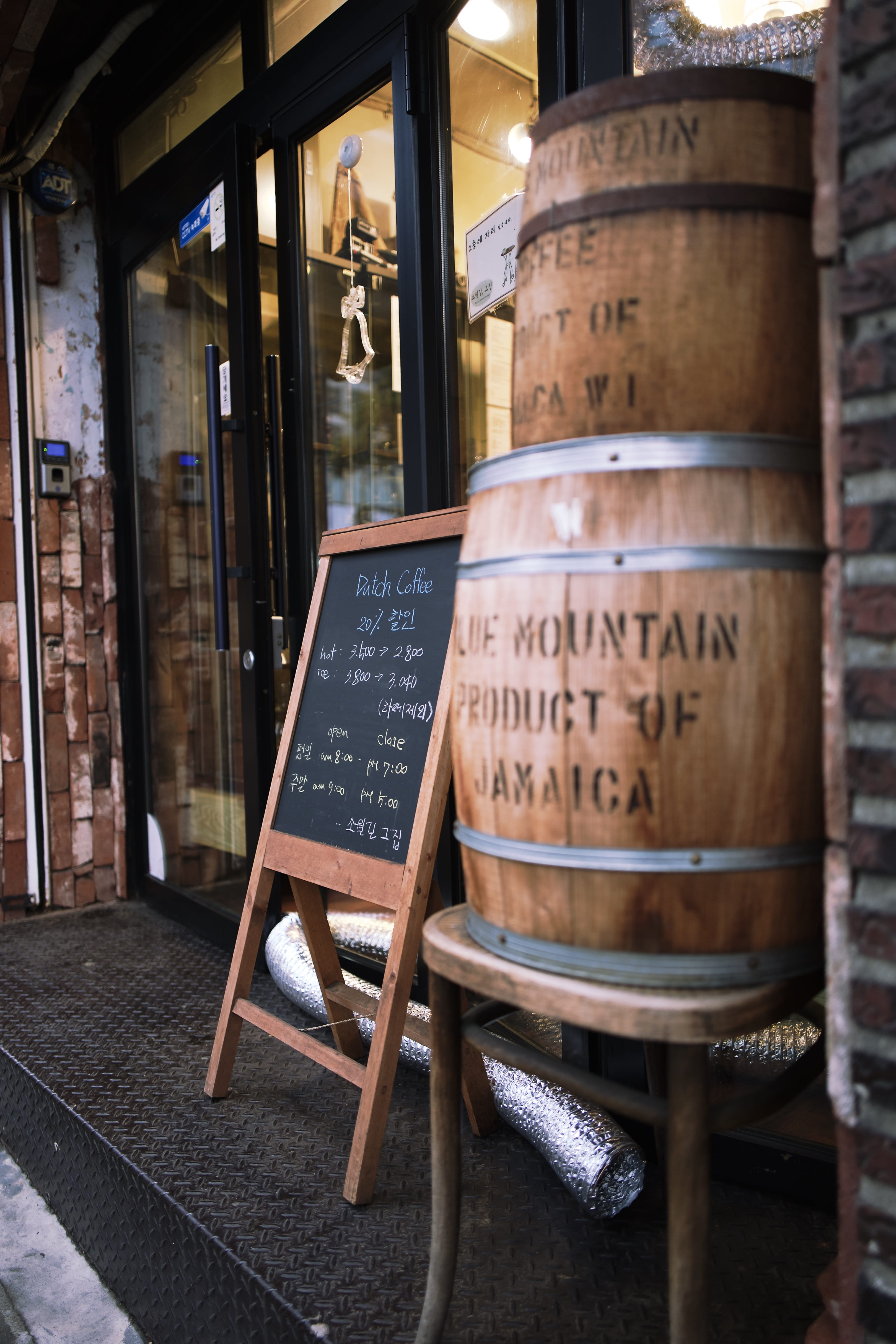 western script, wood - material, menu, table, day, diamond, text, plate, chalkboard, wooden, beside, 4K, frame, indoors, easel, cafe, seat, sign, gray, Phone HD Wallpaper