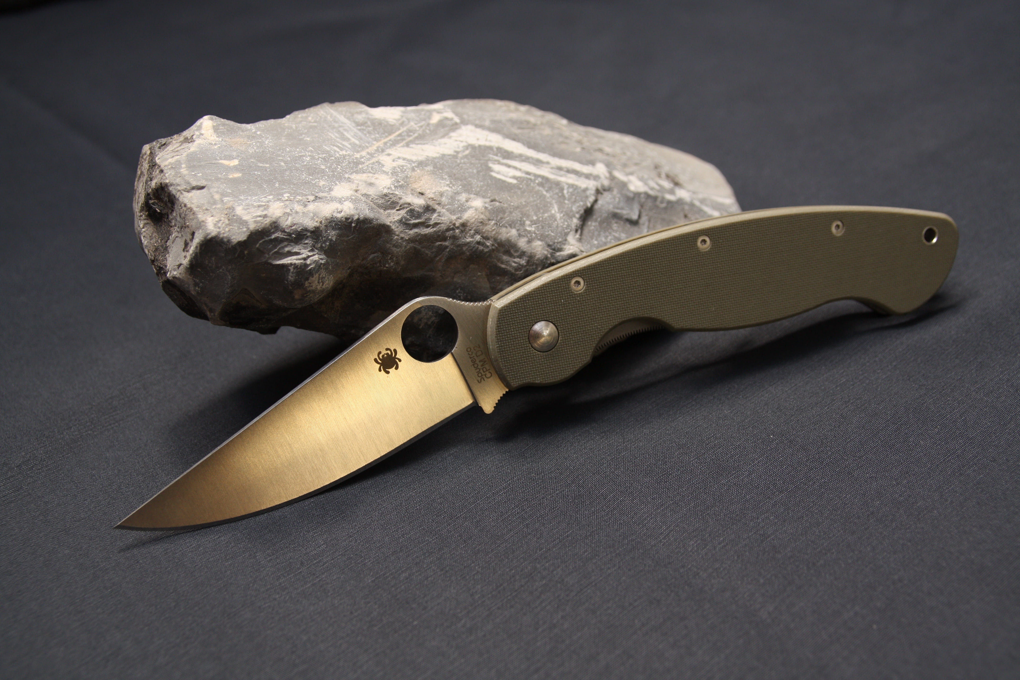 weapon, 4K, blade, pocket knife, kitchen knife, indoors, no people, knife, metal, handle, crime, single object, cut, close-up, knife - weapon, spyderco military, HD Wallpaper