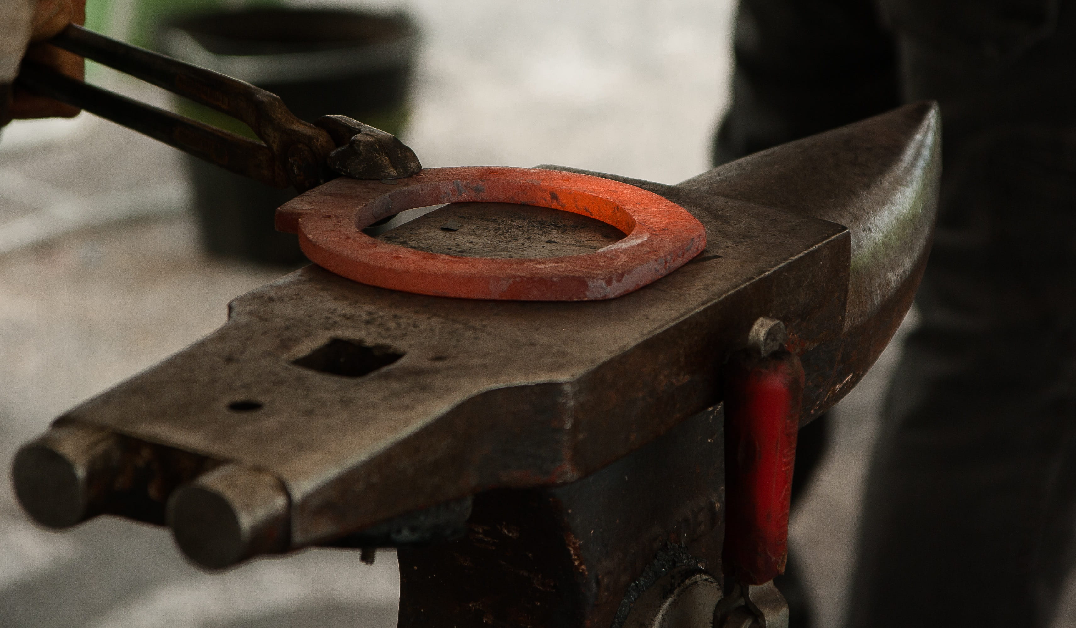 obsolete, industry, machinery, 2K, deterioration, Farrier, iron - Metal, work Tool, workshop, Horseshoe, Anvil, focus on foreground, no people, red, metal industry, HD Wallpaper