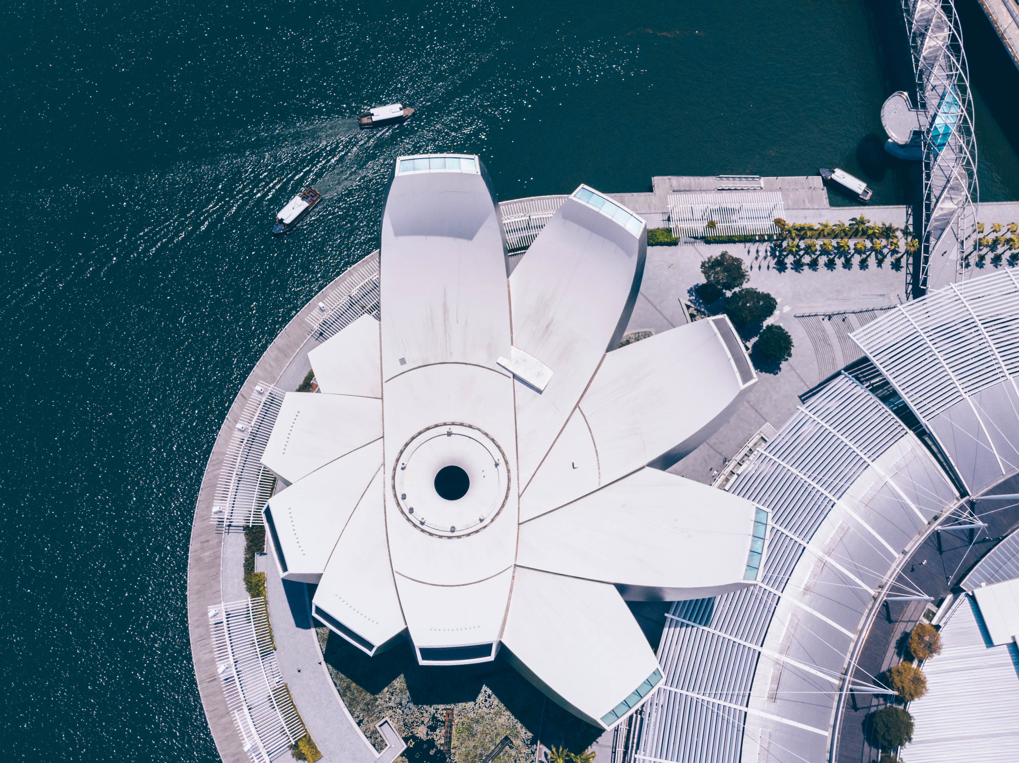 tourism, look up, hand, outdoors, singapore, 2K, travel destinations, nature, luxury, drone photo, artscience museum, spiral, swimming pool, high angle view, HD Wallpaper