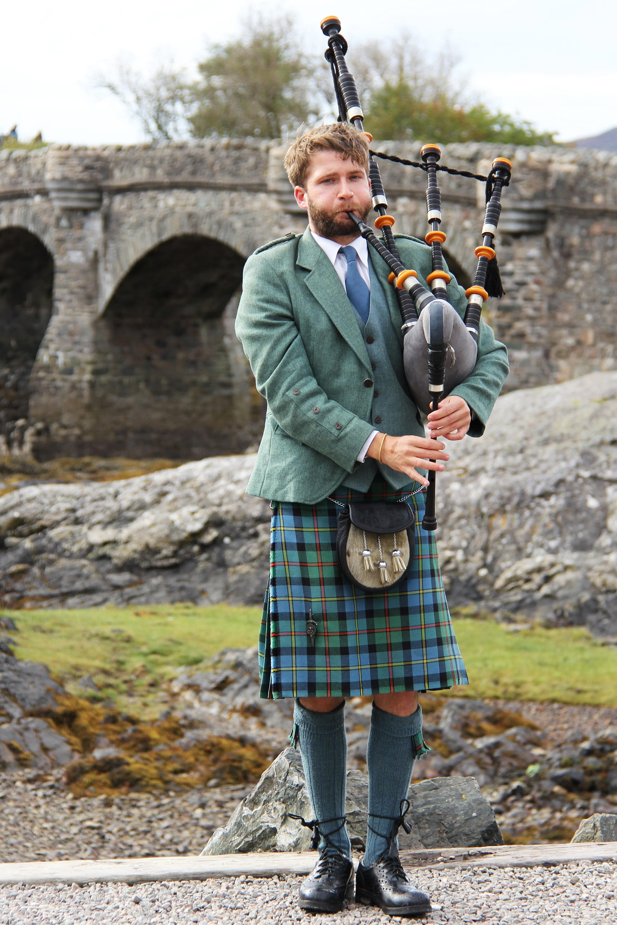 lifestyles, males, europe, architecture, portree, tones, highlander, nature, travel, playing, scotland, uniform, young adult, history, 2K, person, built structure, Phone HD Wallpaper