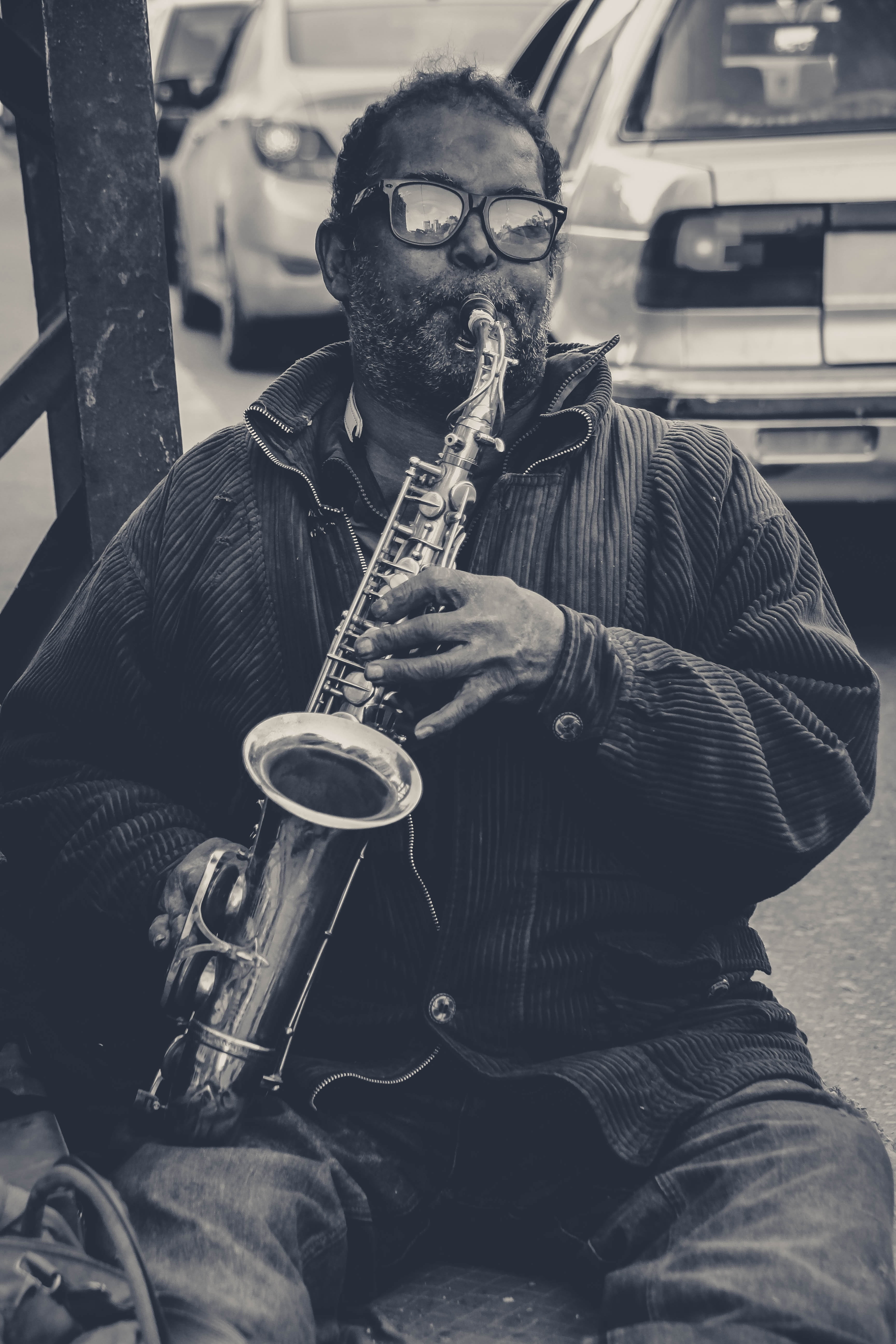 one man only, real people, adult, grayscale, playing, sitting, eyeglasses, holding, art, show, males, musical instrument, artist, mature adult, adults only, Phone HD Wallpaper