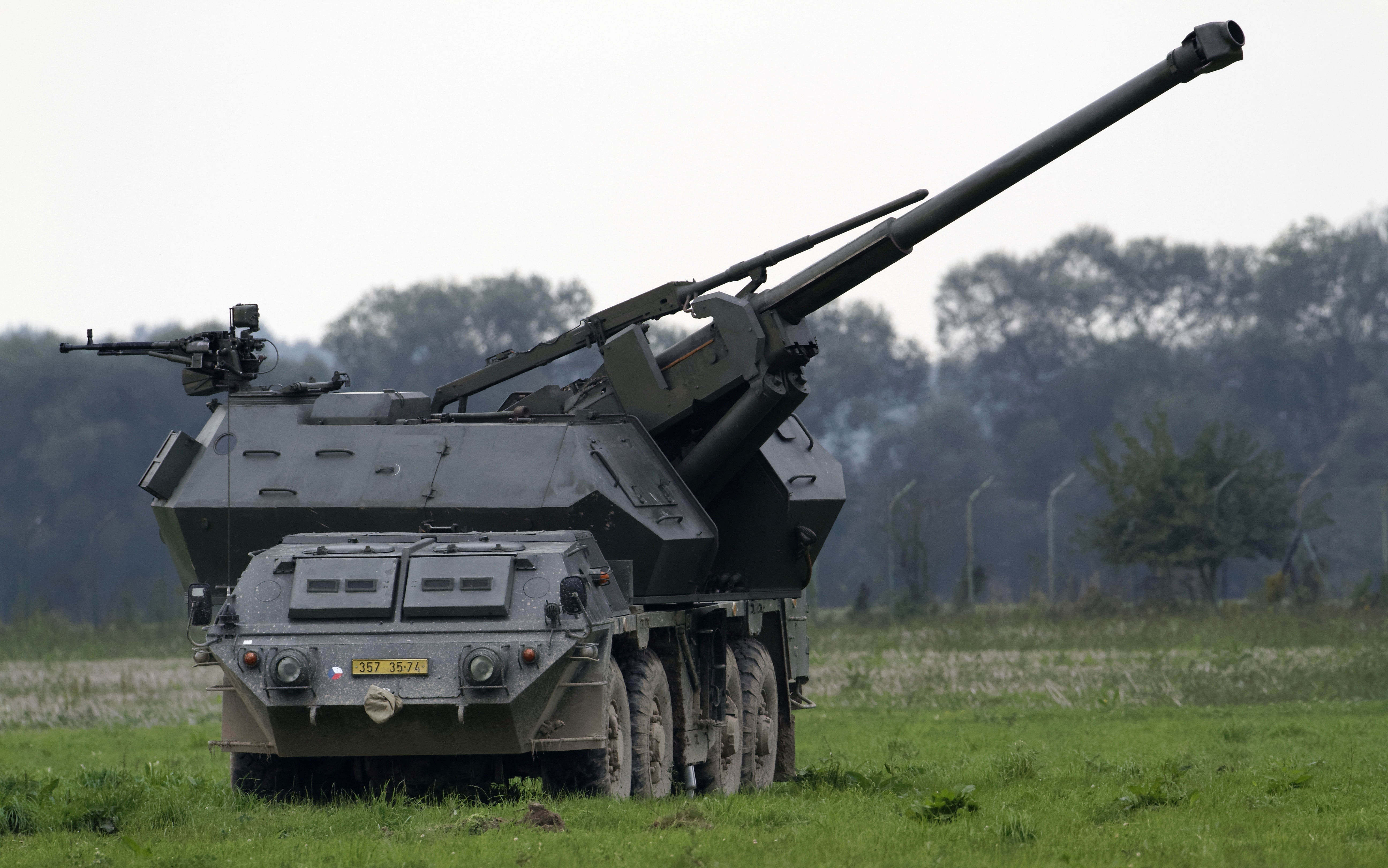 152 mm, sky, transportation, field, government, nature, land, army, grass, self-propelled, day, gun-howitzer, fighting, conflict, focus on foreground, tank, HD Wallpaper
