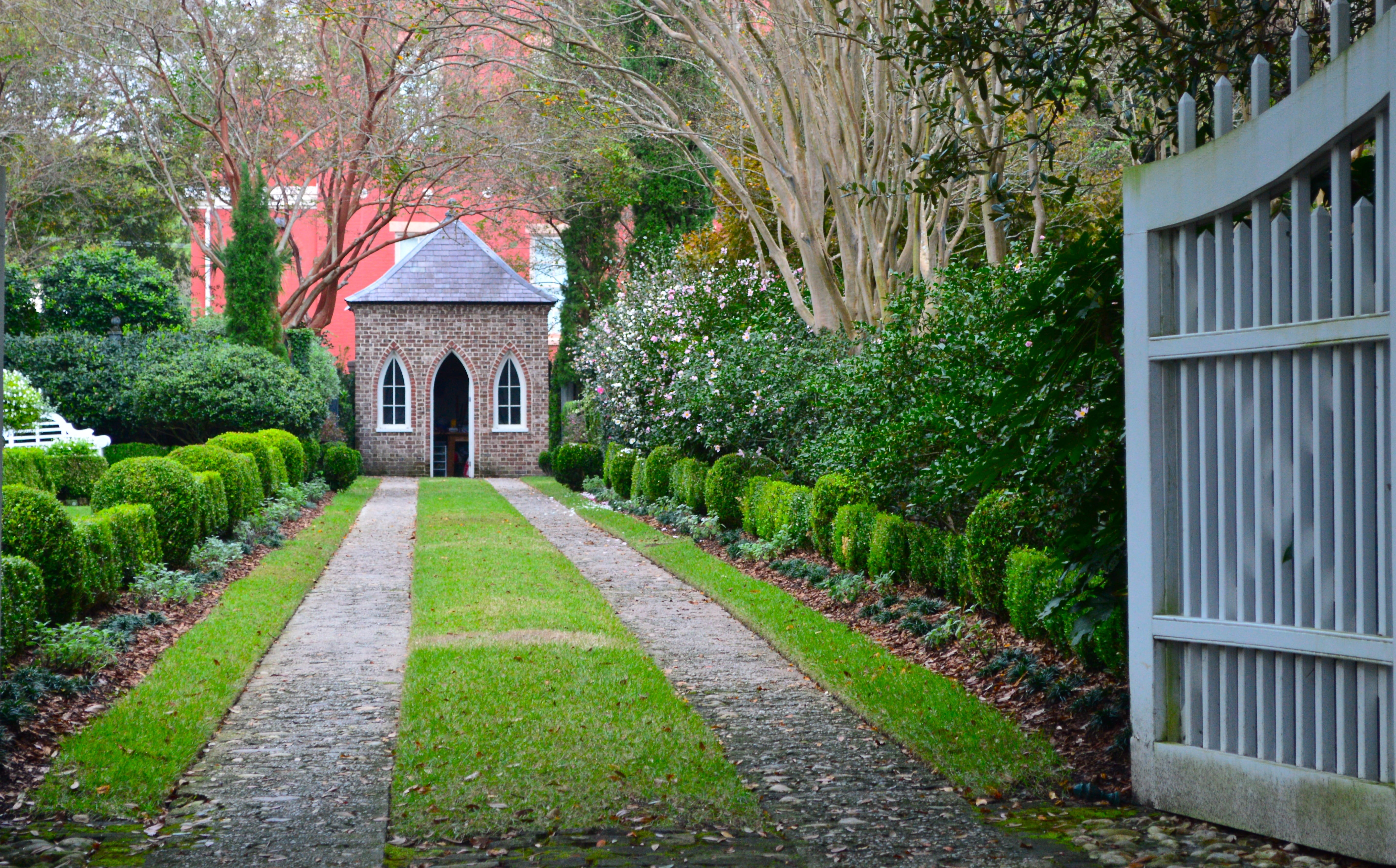 tree, grass, green Color, day, home, landscaped, plant, daytime, Charleston, ornamental Garden, residential district, south carolina, direction, building, HD Wallpaper