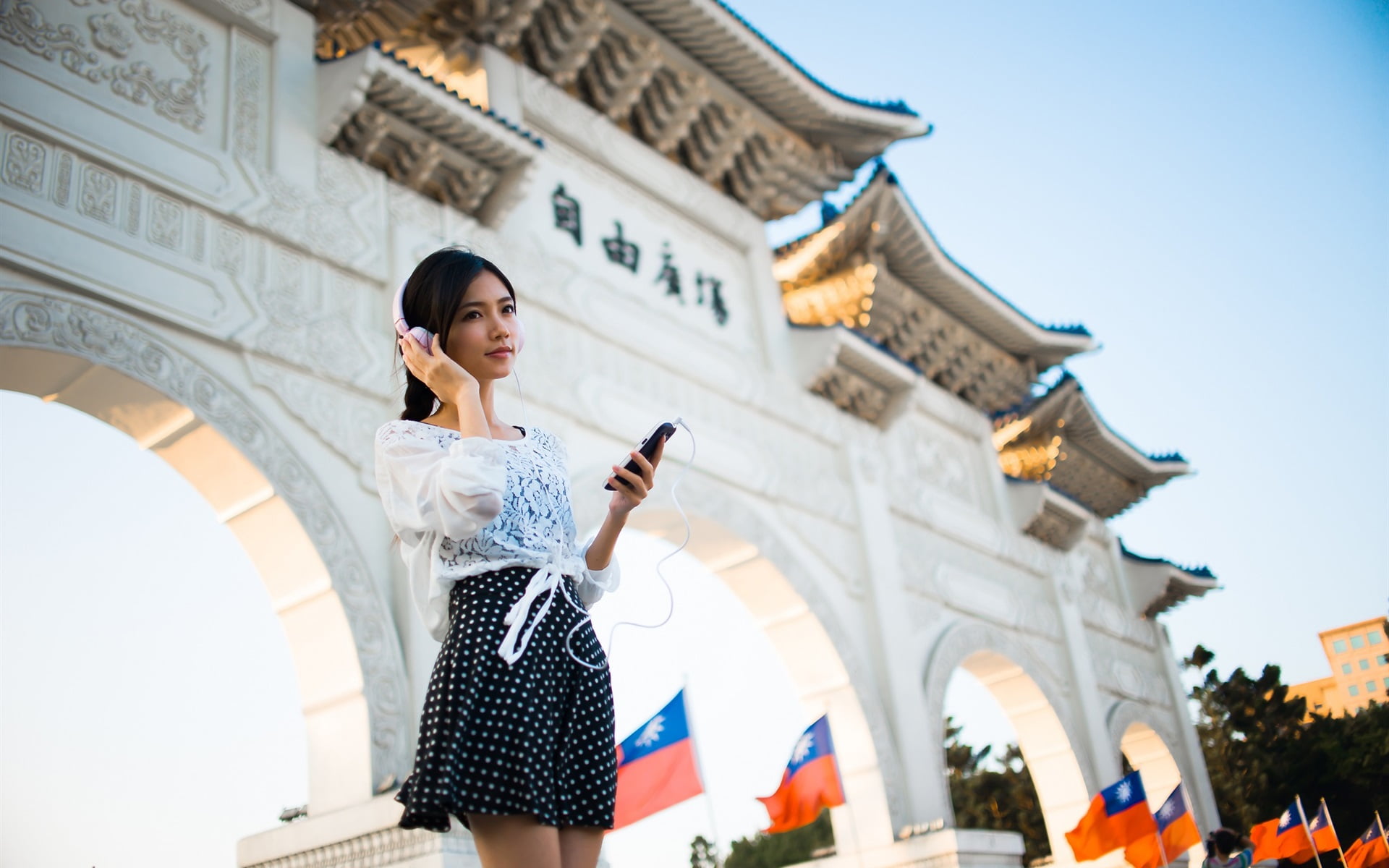 architecture, built structure, real people, women, low angle view, portable information device, beautiful woman, Taiwan, mobile phone, smart phone, building exterior, HD Wallpaper