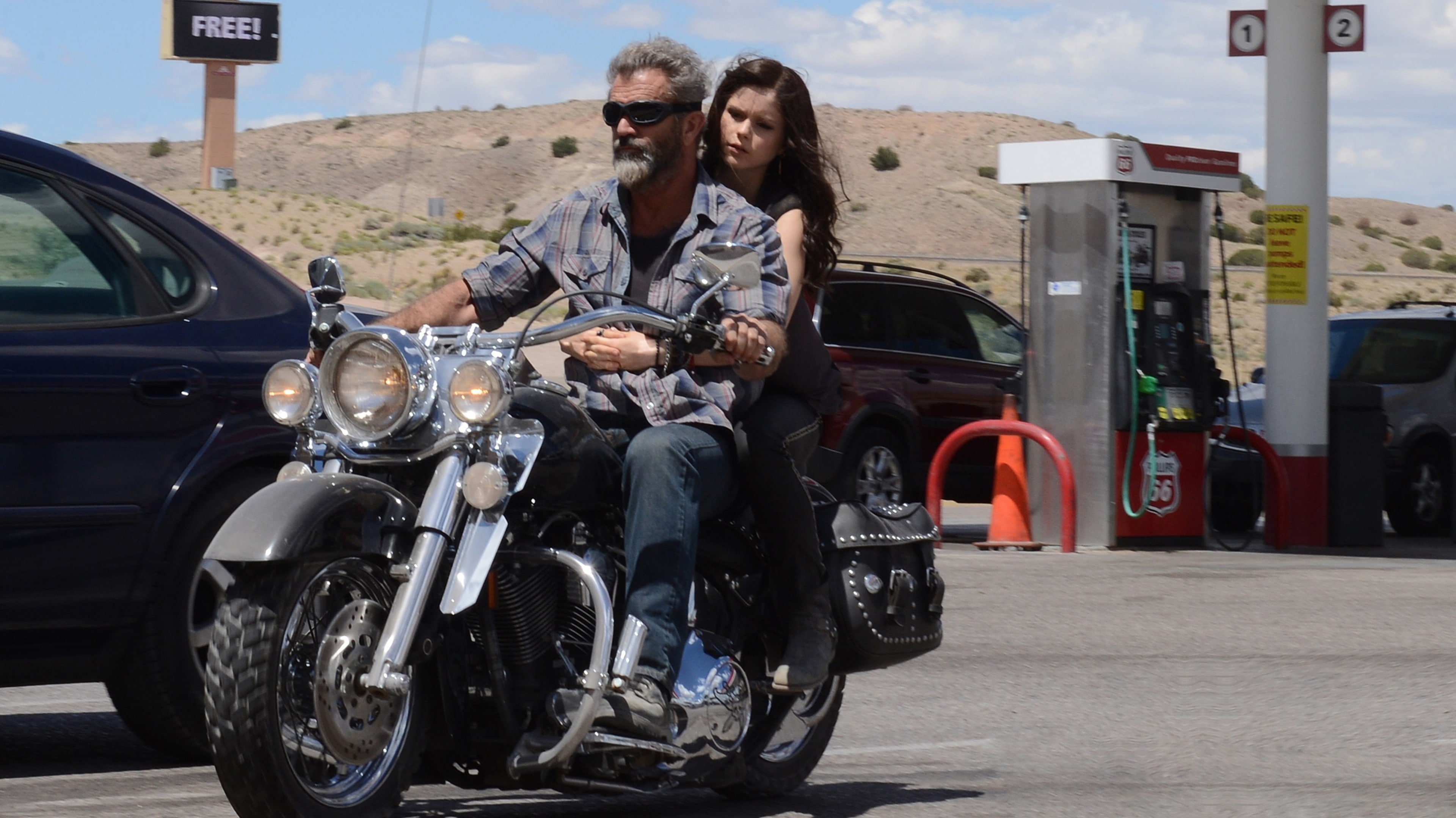 woman, gasoline, shirt, 4K, button, Erin Moriarty, best movies of 2016, man, black, Mel Gibson, motorcycle, Blood Father, riding, gray, station, touring, HD Wallpaper