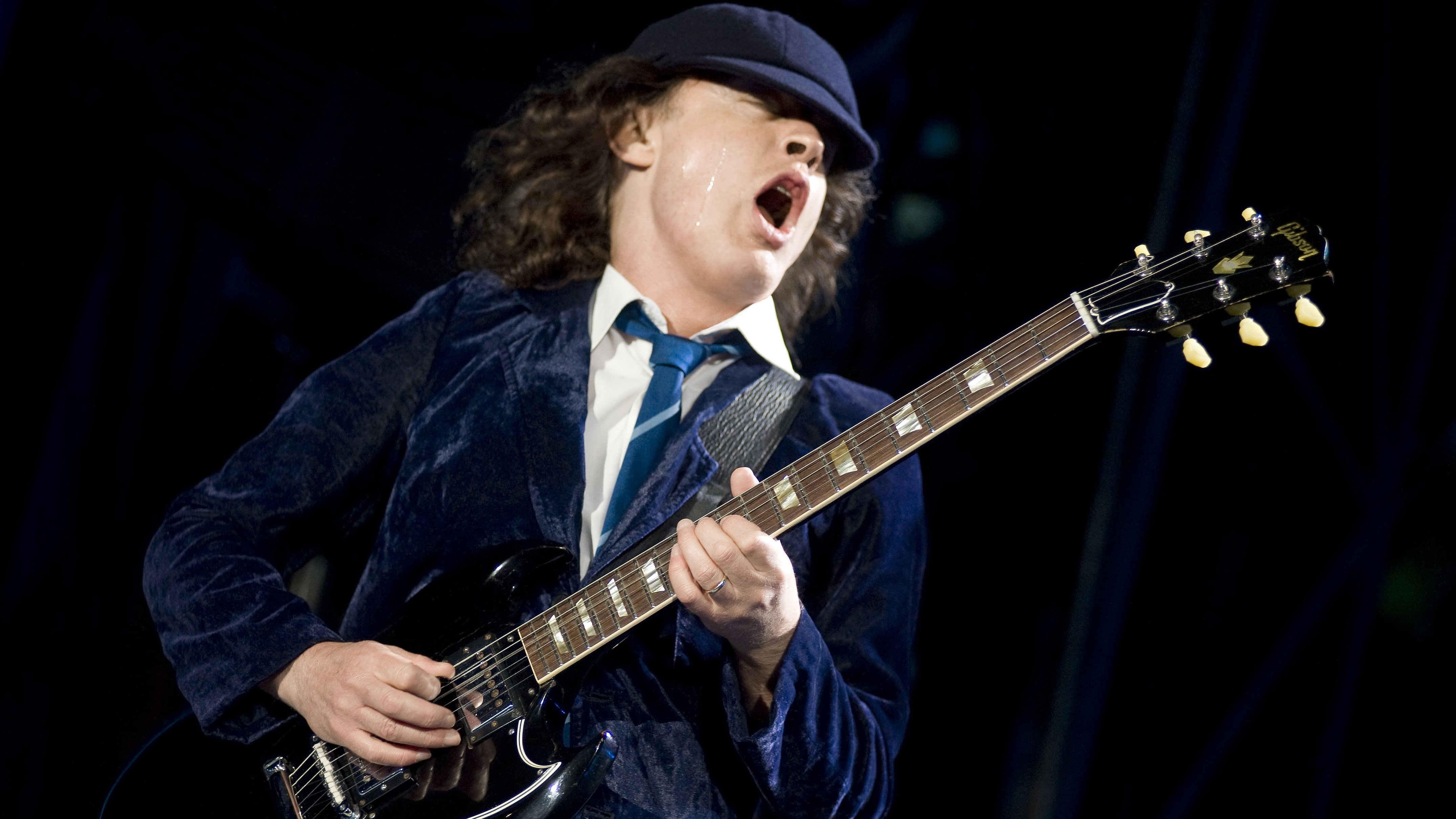 one person, plucking an instrument, Guitarist, electric guitar, string instrument, playing, stage, music, mouth open, men, Angus young, Ac dc, musical equipment, HD Wallpaper