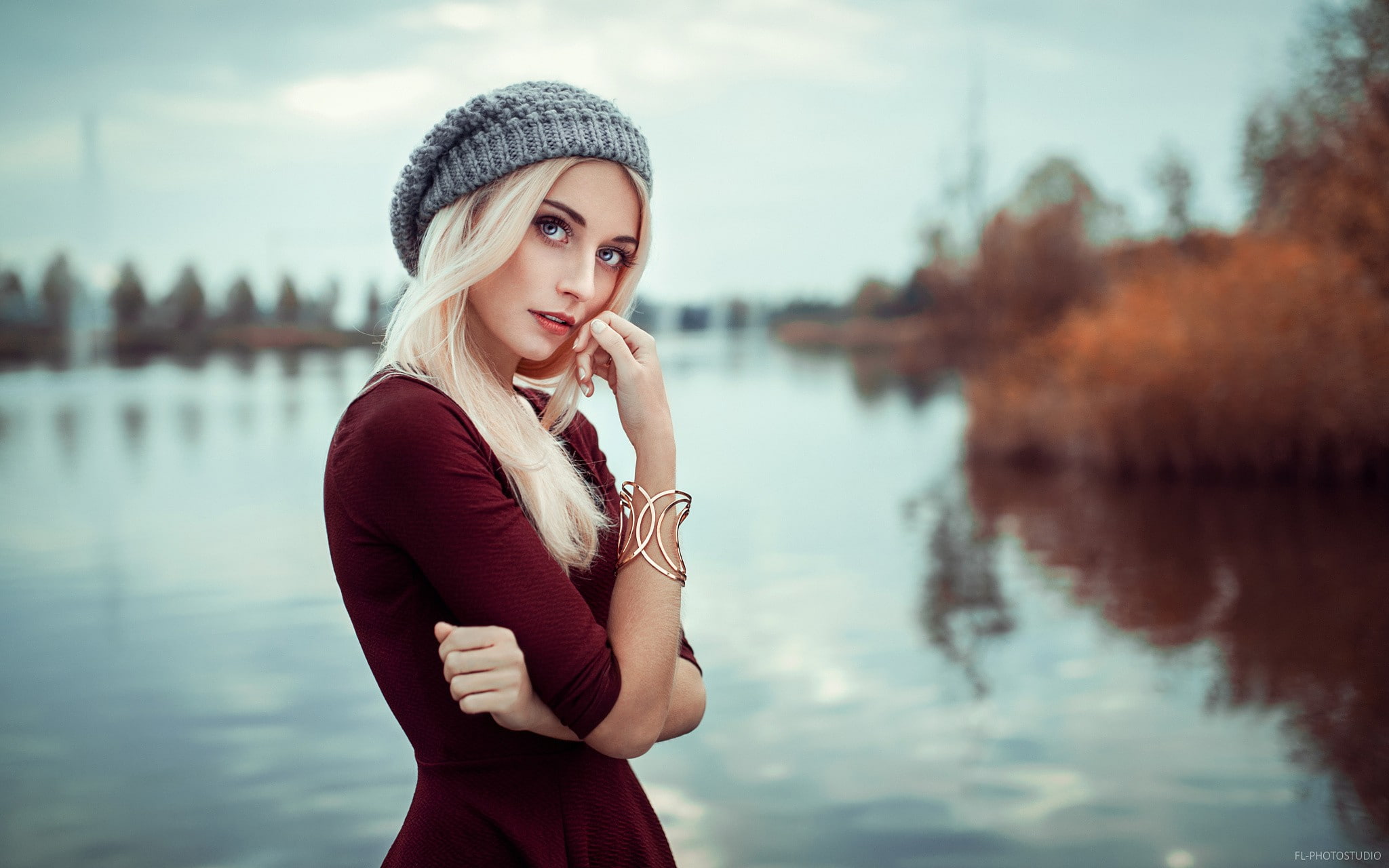 river, face, 1080P, dress, depth of field, blue eyes, side view, women, hat, arms crossed, women outdoors, blonde, HD Wallpaper