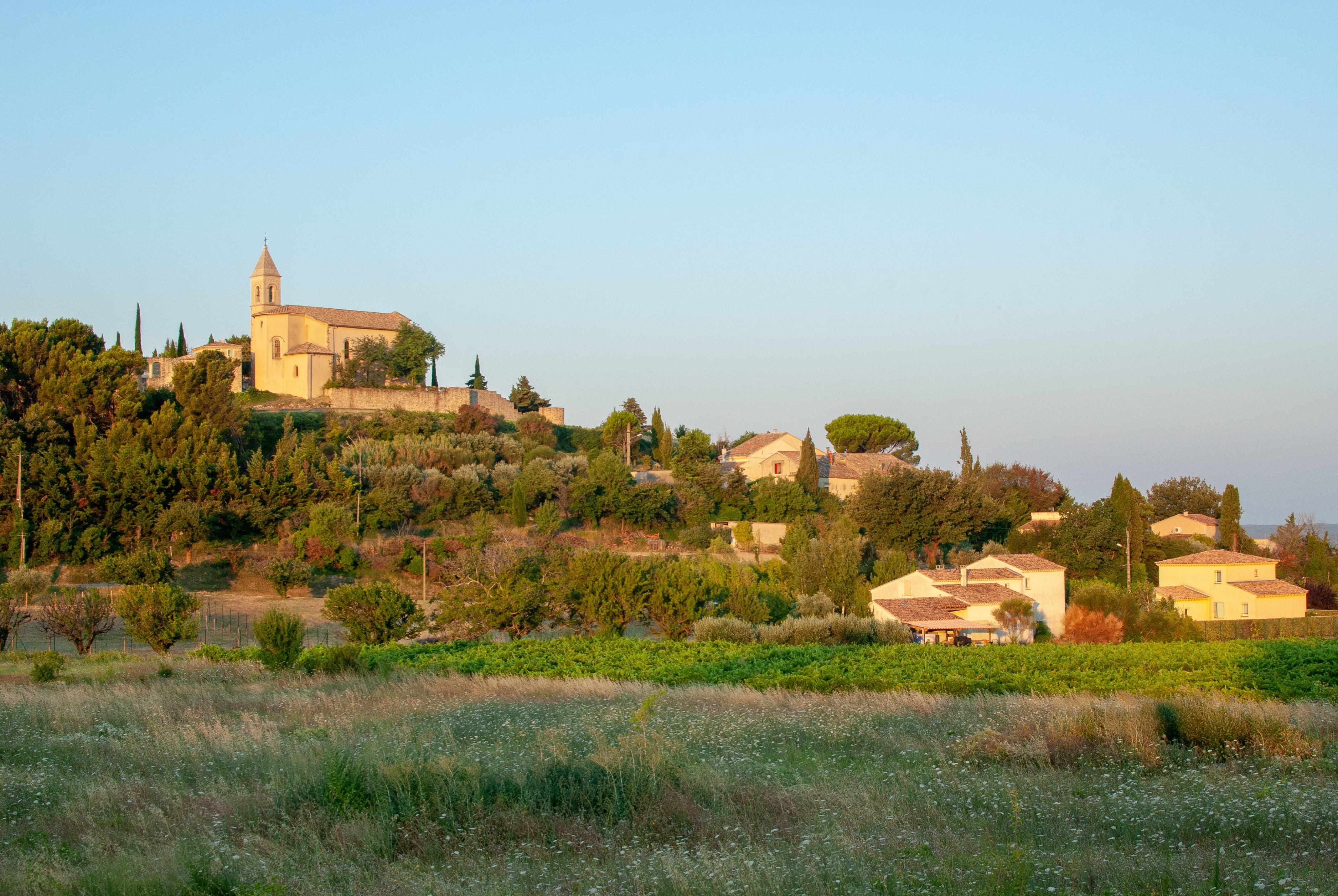sky, field, provence, growth, green color, france, vaucluse, sunset, beauty in nature, hill, architecture, no people, 2K, building exterior, house, land, HD Wallpaper