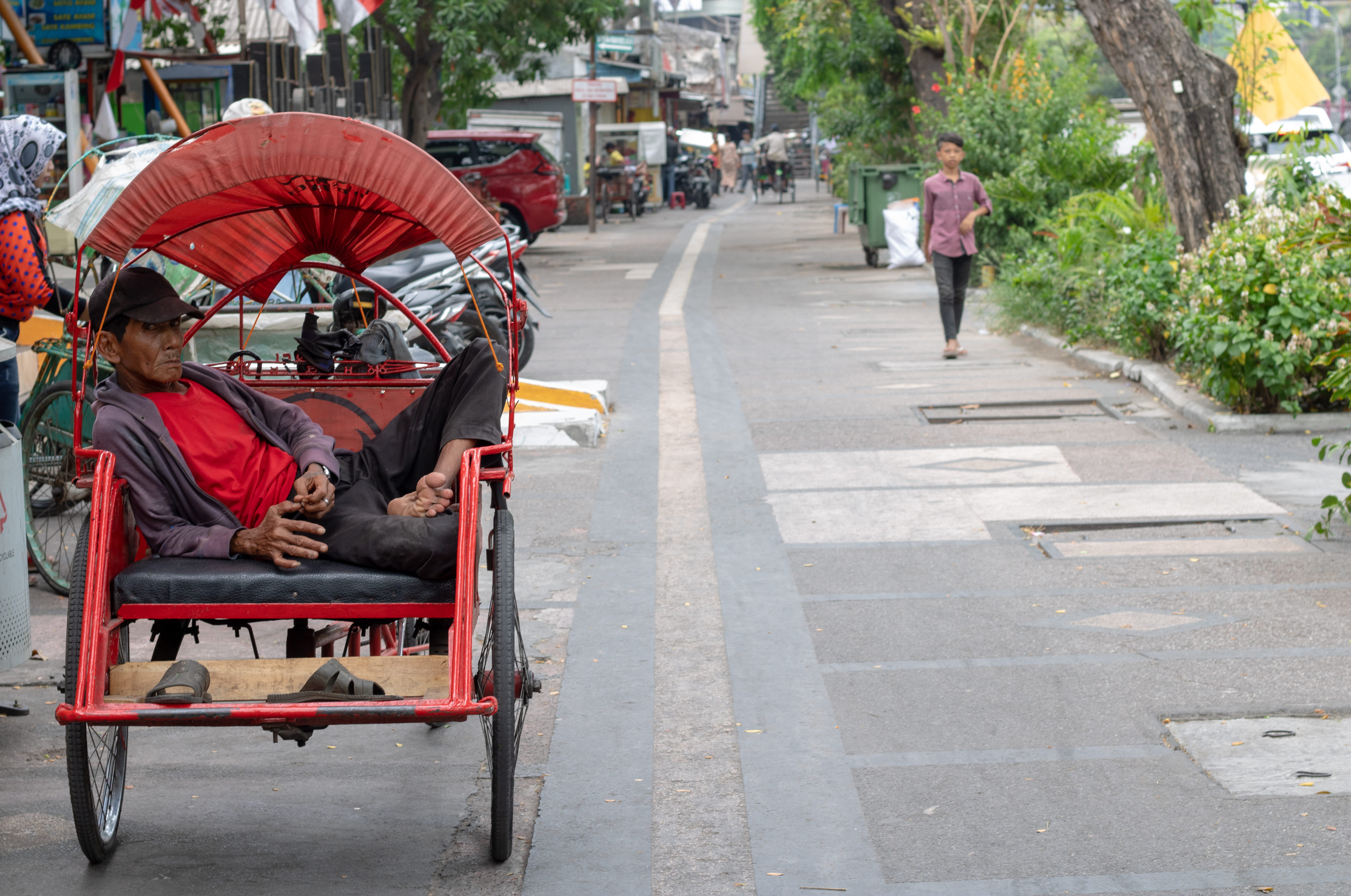 full length, transport, real people, sitting, surabaya, wait, incidental people, beca, old man, people, day, asia, old, rear view, man, rickshaw, becak, HD Wallpaper