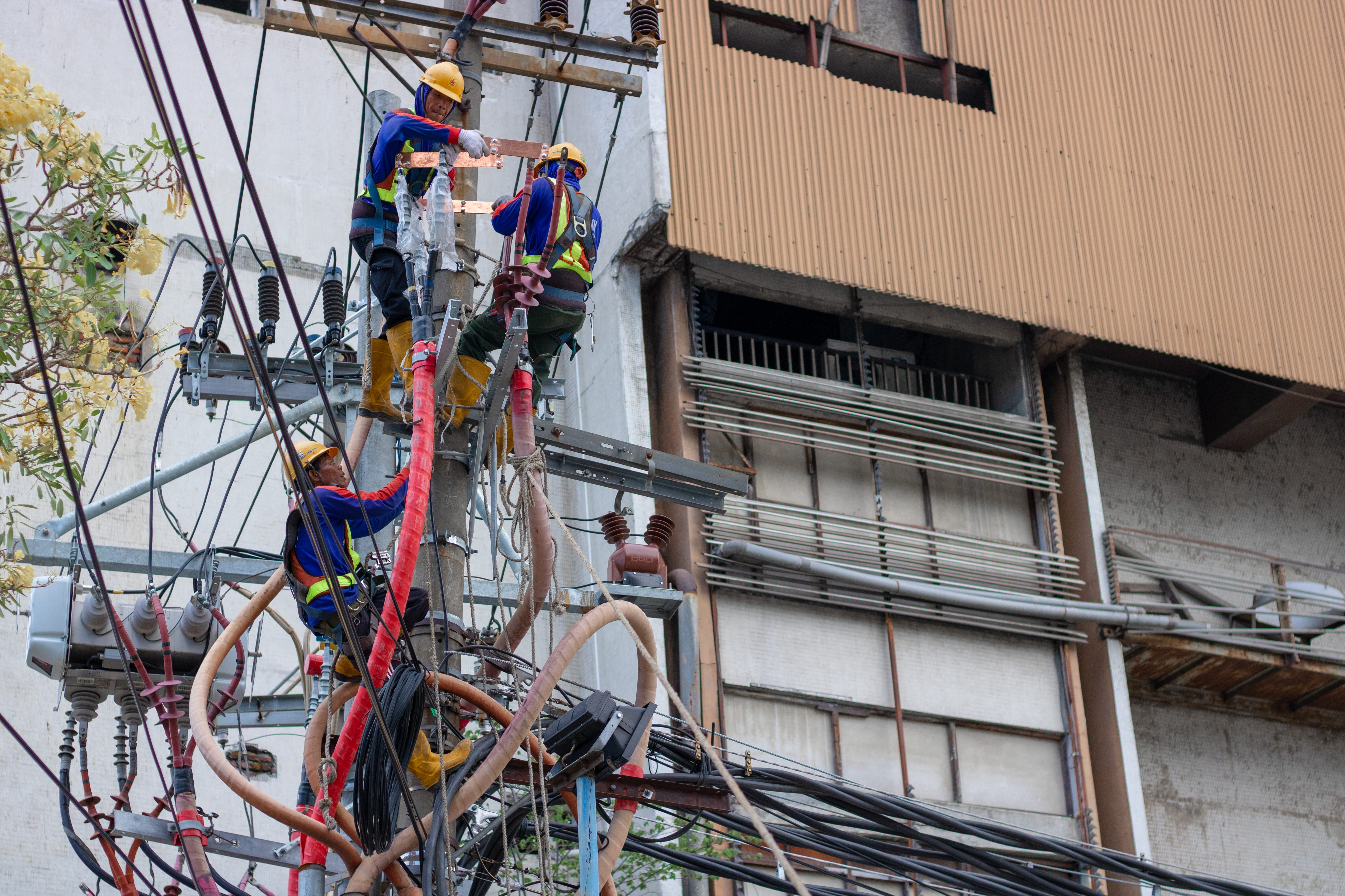 fixing, connection, electricity, person, vehicle, real people, building, construction, post, working, cable, built structure, safety, technology, wires, HD Wallpaper