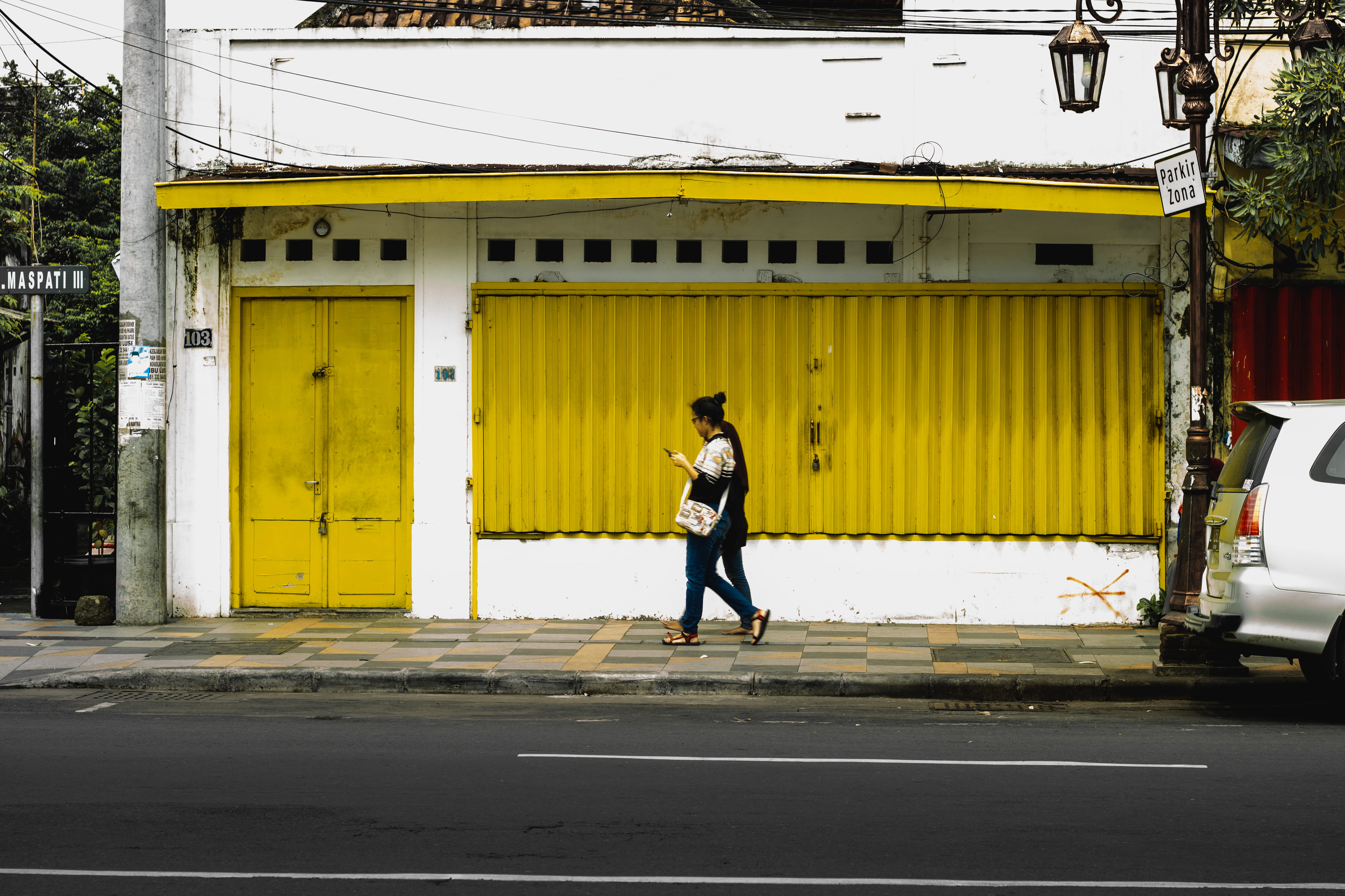 tarmac, indonesia, white, men, house, one person, pedestrian, sidewalk, shoe, jl bubutan, built structure, beside, building, walking, apparel, door, outdoors, HD Wallpaper