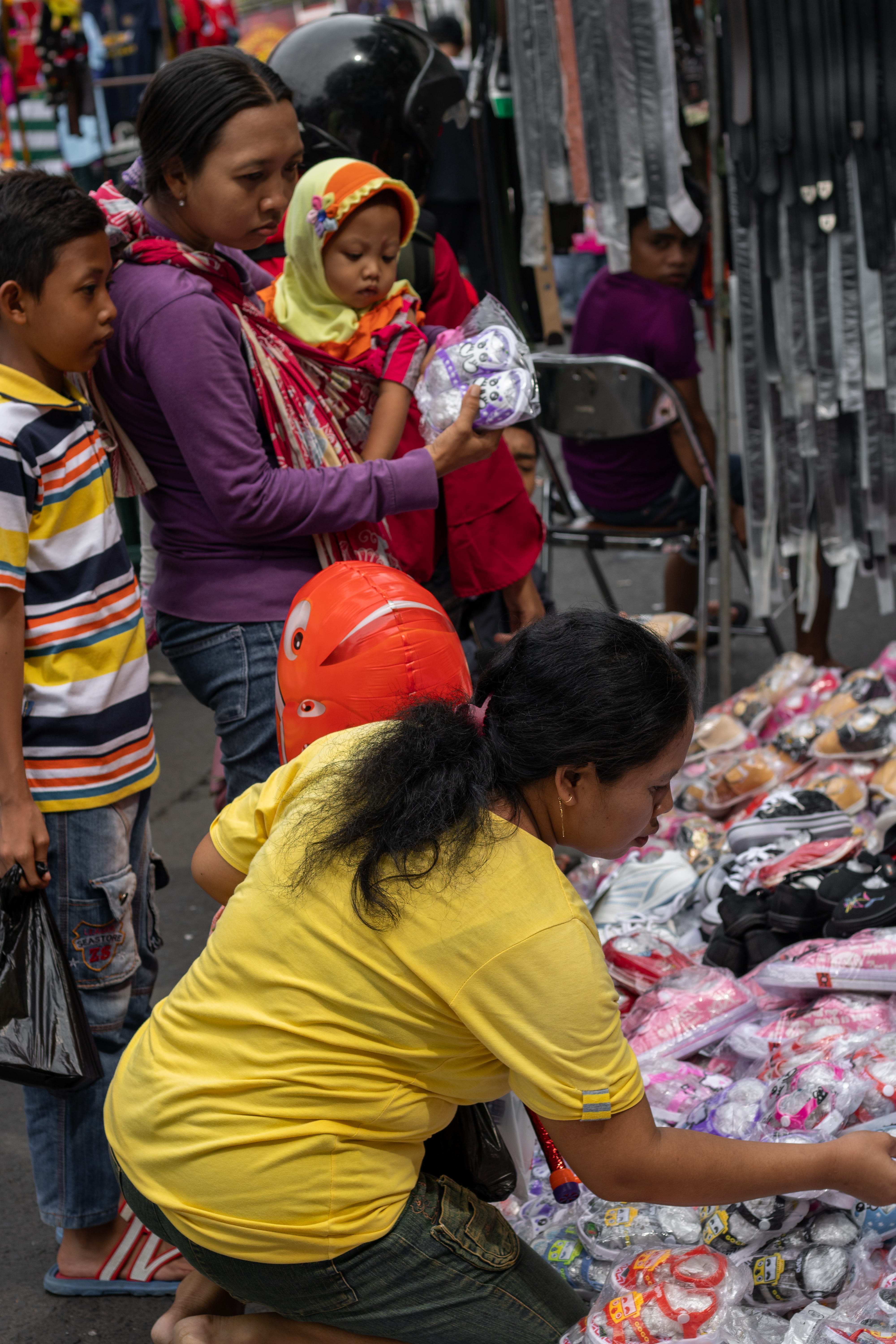 innocence, leisure activity, child, buyer, females, tugu pahlawan, street market, street photography, togetherness, girls, males, women, adult, real people, Phone HD Wallpaper